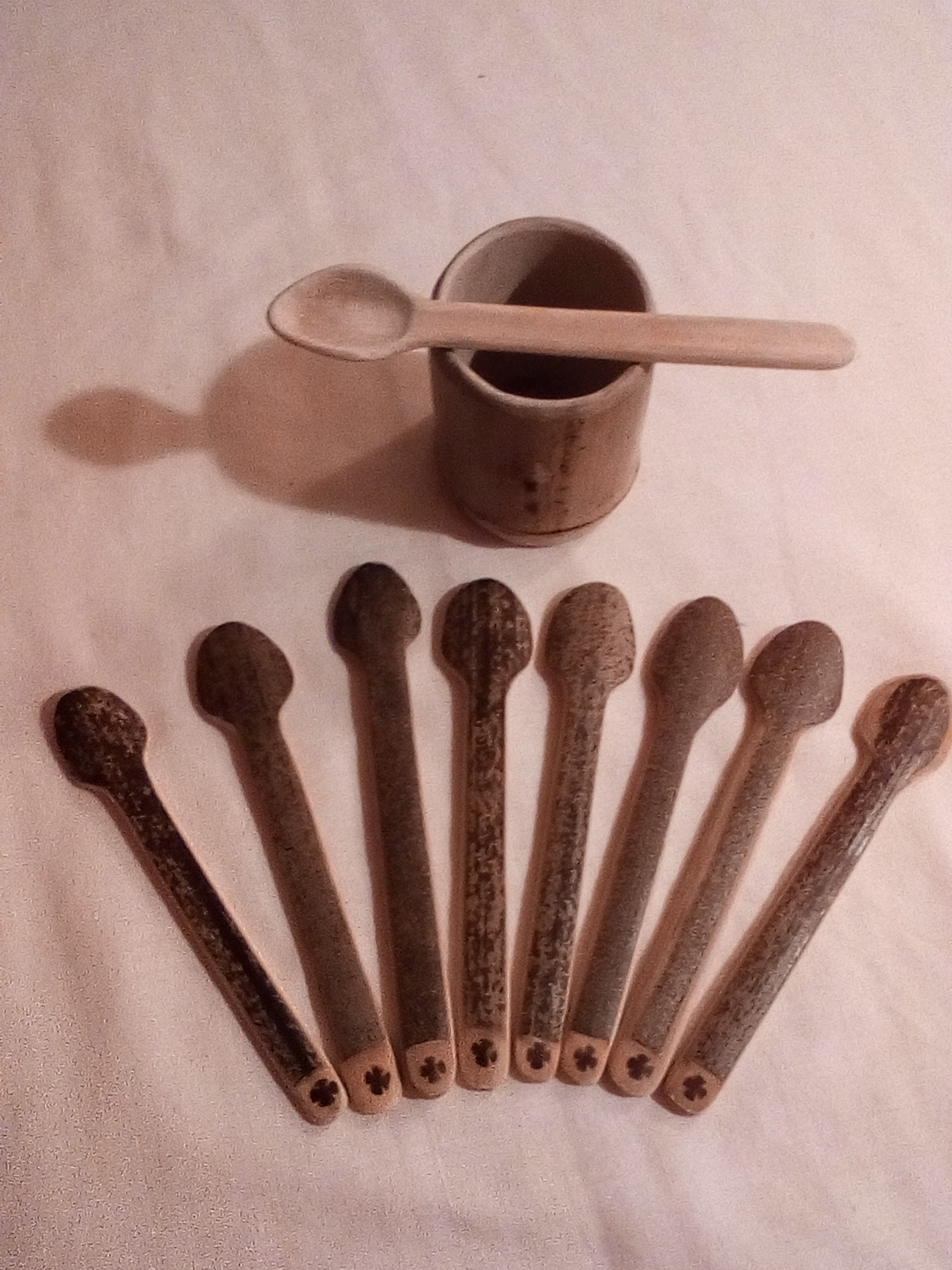 Petite cuillère en bambou noir artisanale estampillée de la croix