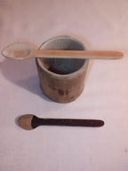 Petite cuillère en bambou noir artisanale 12-13 cm et son estampille en croix