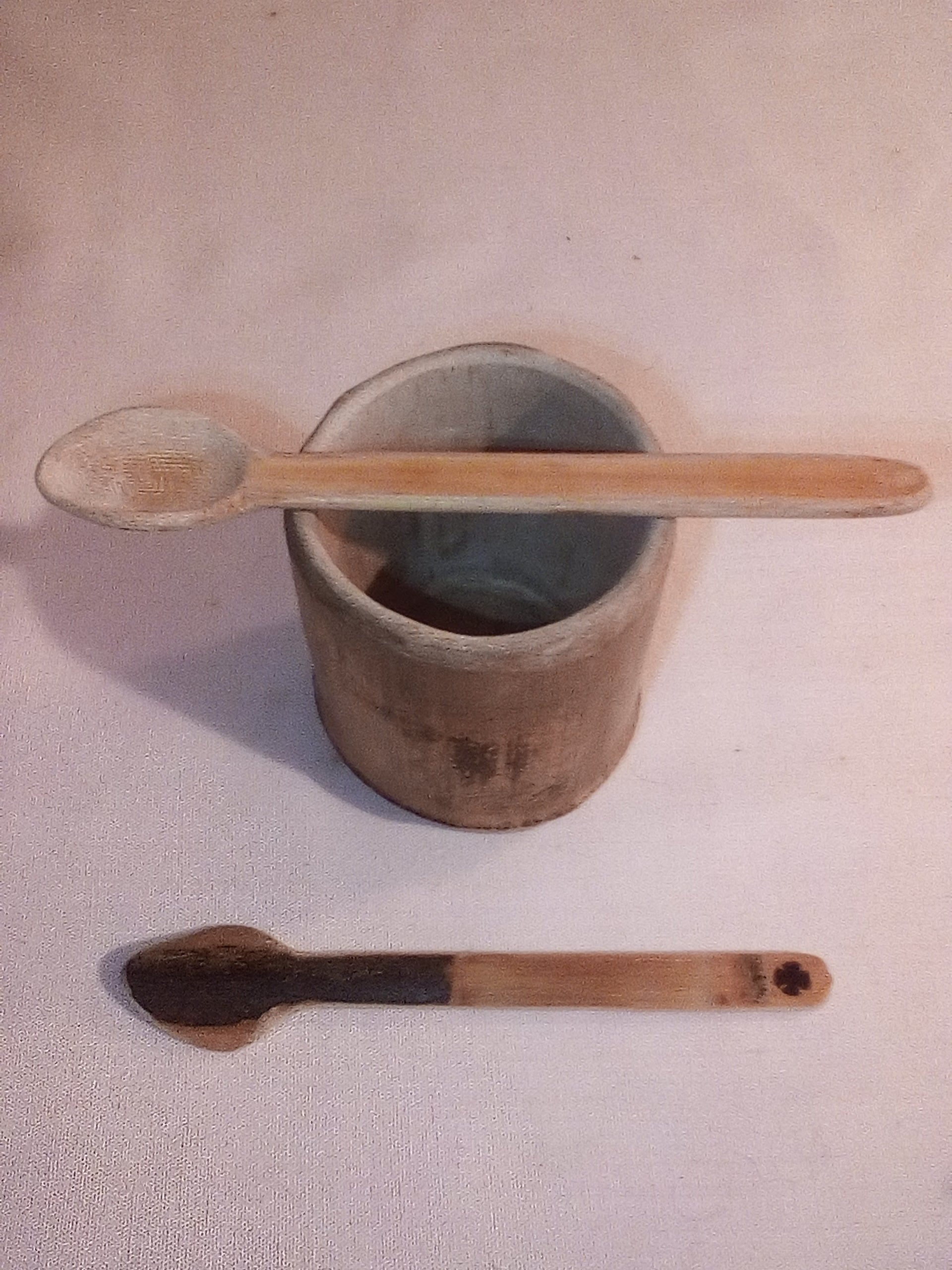 Petite cuillère en bambou noir artisanale 12-13 cm  et son estampille en croix