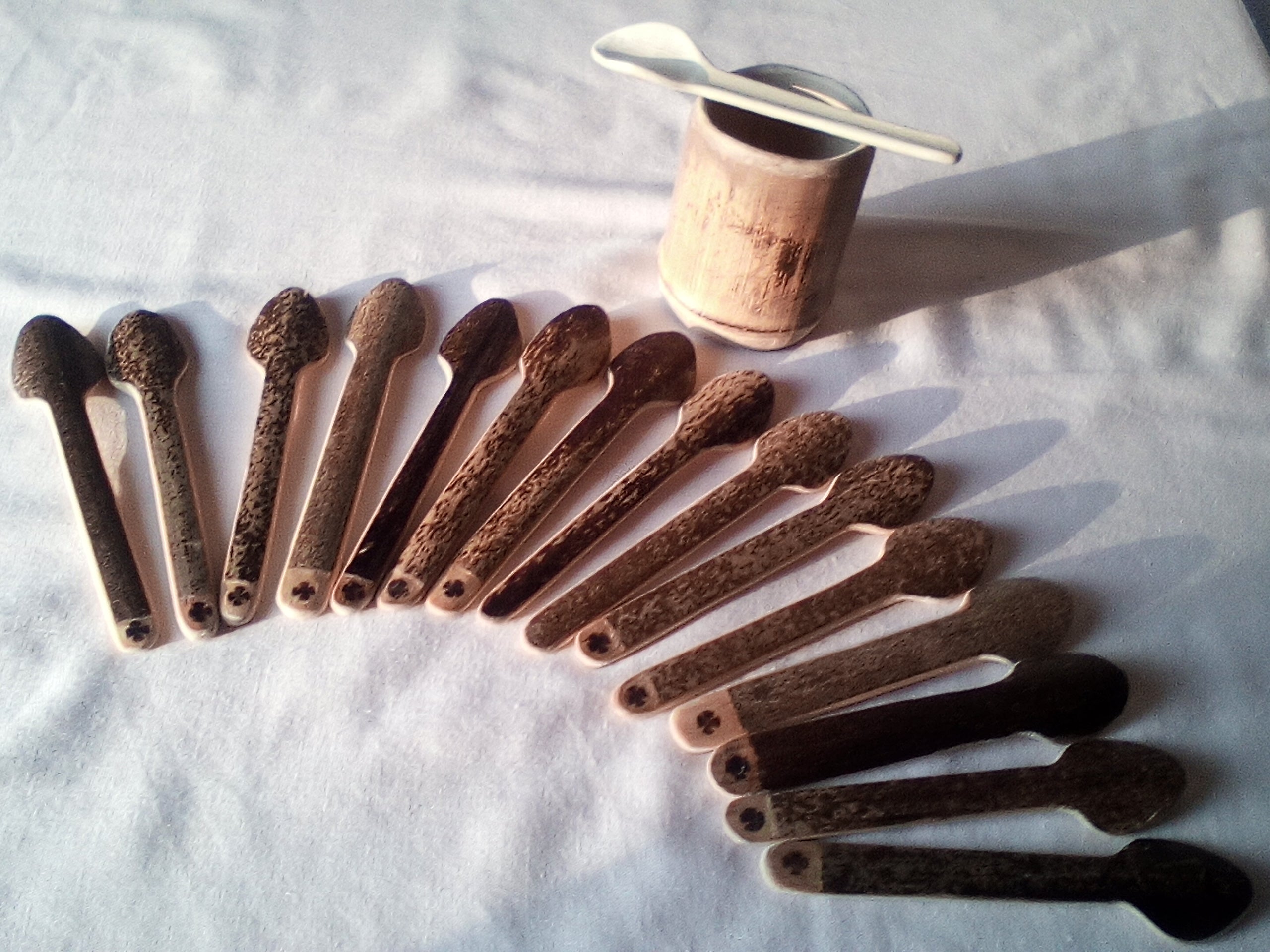 Petit cuillère en bambou noir artisanale 12-13 cm et son estampille en croix