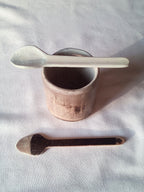 Petite cuillère en bambou noir artisanale 12 cm et son estampille