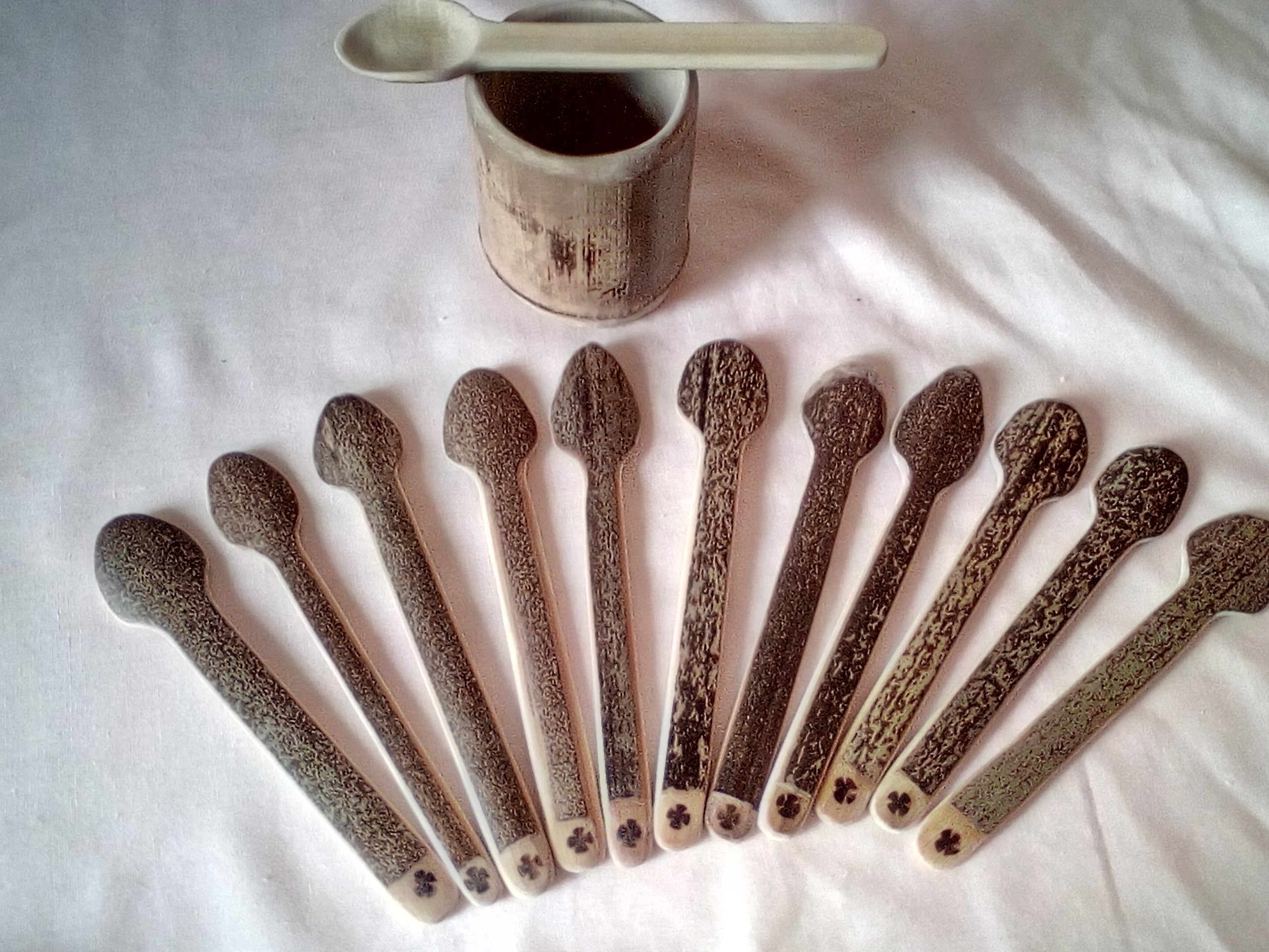 Petite cuillère en bambou noir artisanale 13-14 cm estampillée de la croix