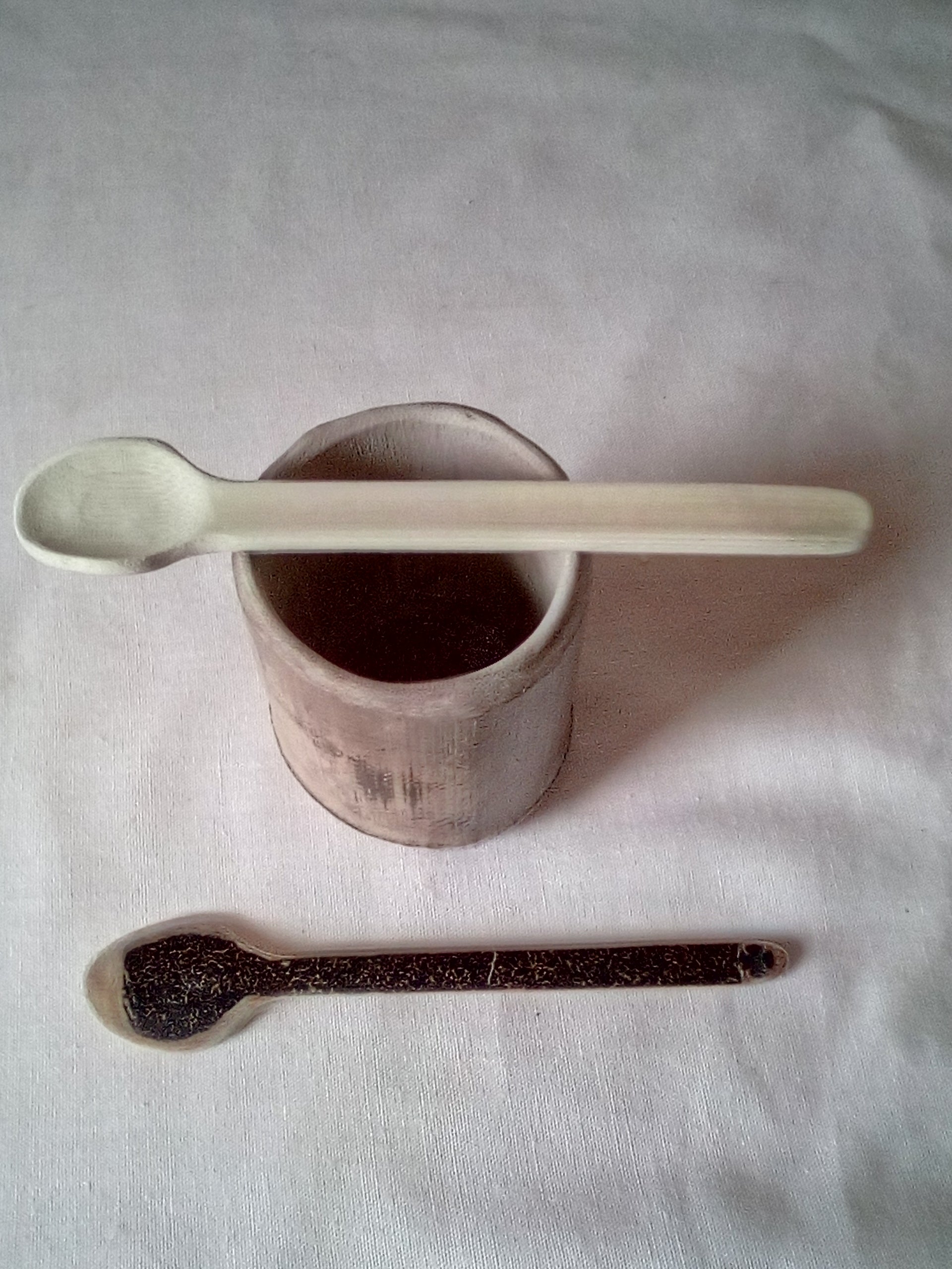 Petite cuillère en bambou noir artisanale 13-14 cm estampillée de la croix