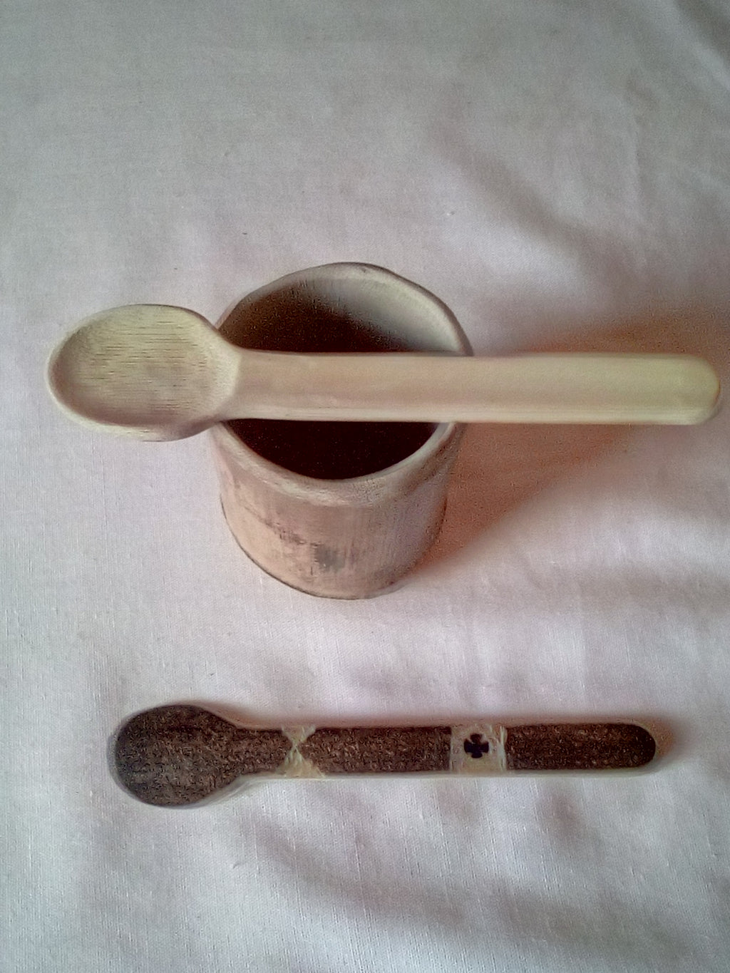 Petite cuillère en bambou noir artisanale de 13 cm estampillée d'une croix
