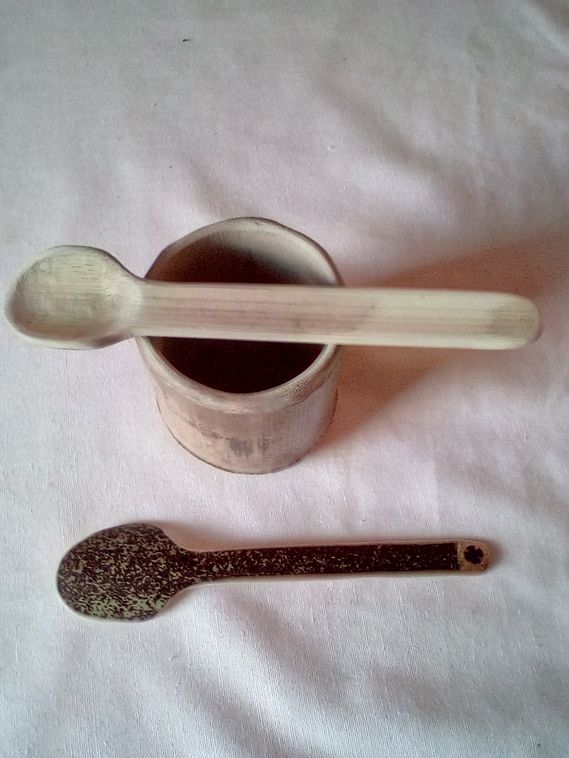 Petite cuillère en bambou noir artisanale 13-14 cm estampillée de la croix