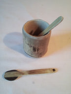 Petite cuillère en bambou noir artisanale de 11 cm,  desinée estapillée d'une croix