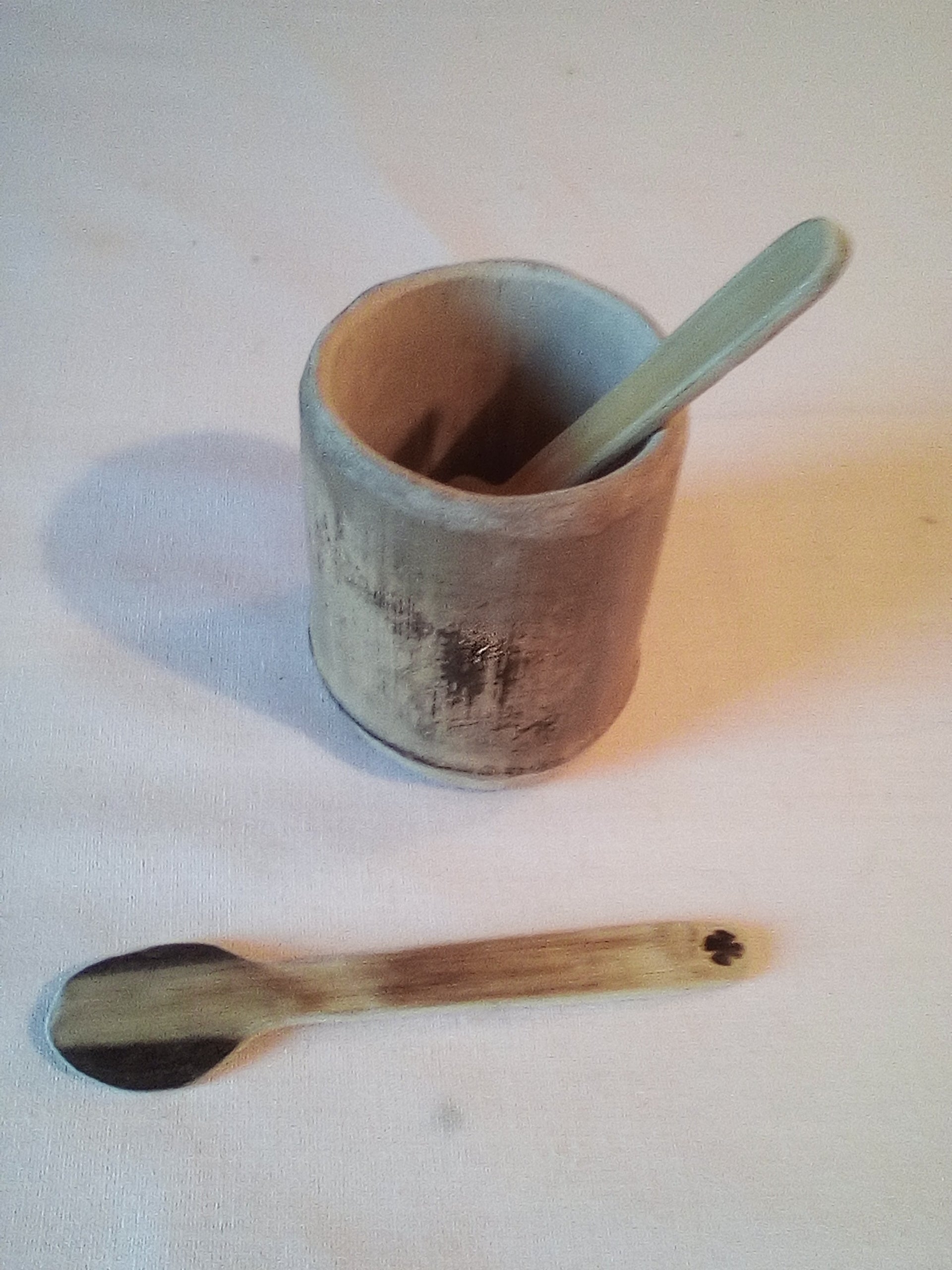 Petite cuillère en bambou noir artisanale de 11 cm,  desinée estapillée d'une croix