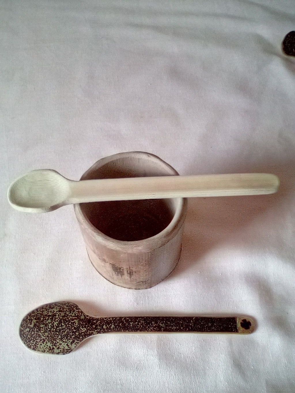 Petite cuillère en bambou noir artisanale 13-cm estampillée de la croix