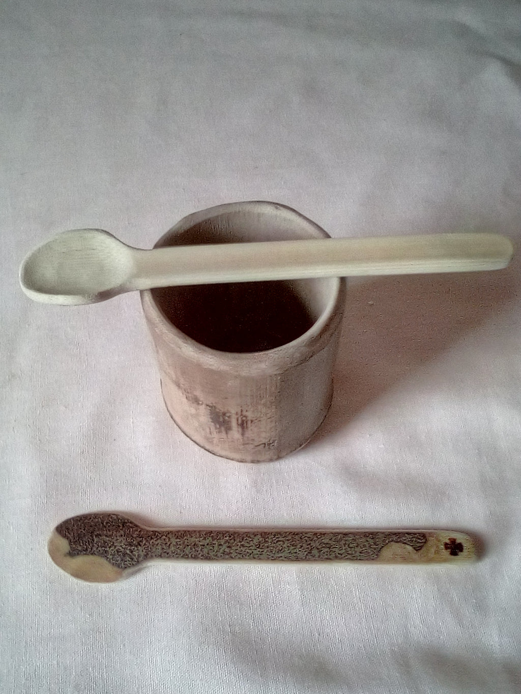 Petite cuillère en bambou noir artisanale de  13 cm estampillée d'une croix 
