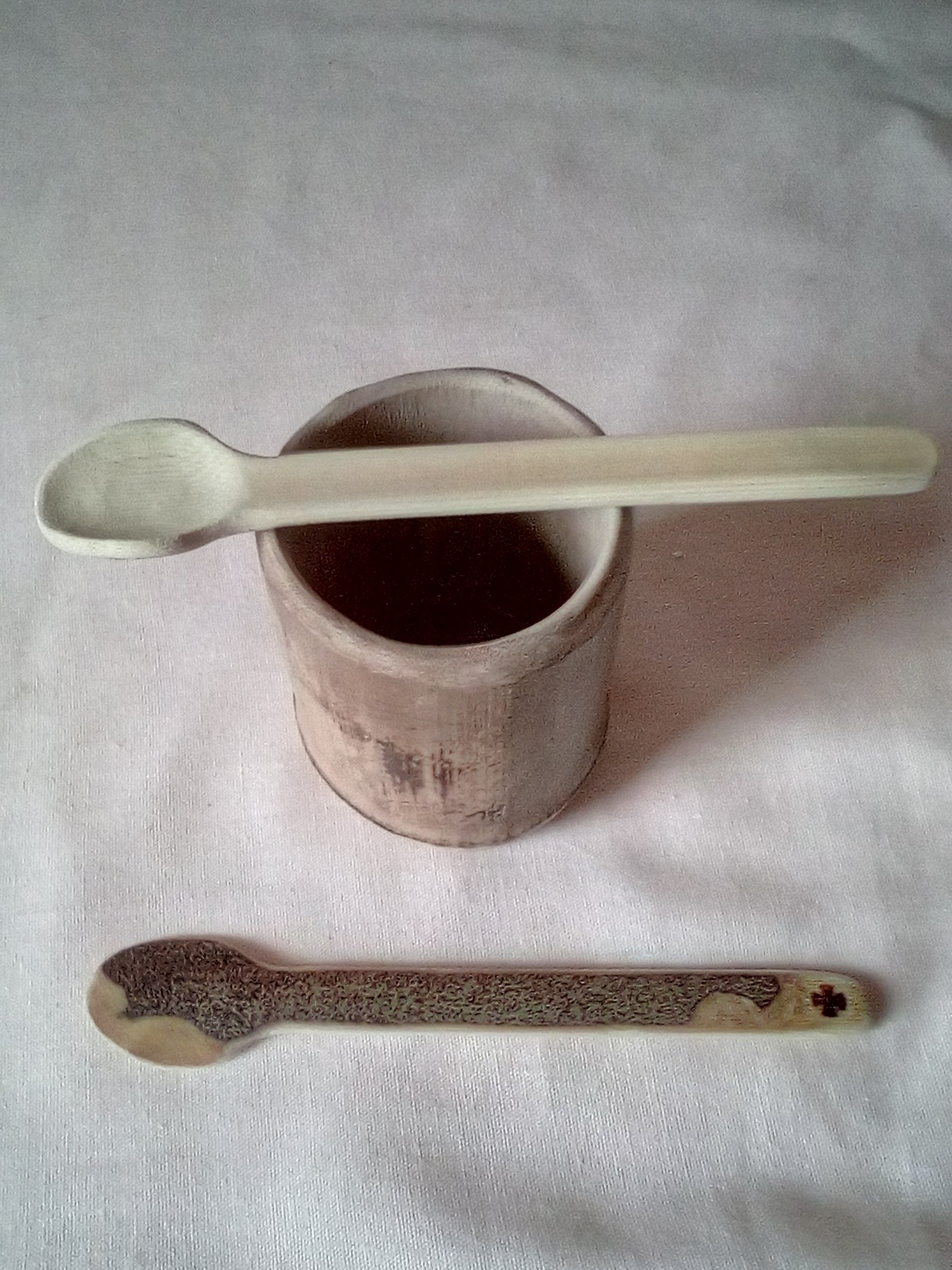 Petite cuillère en bambou noir artisanale de  13 cm estampillée d'une croix 