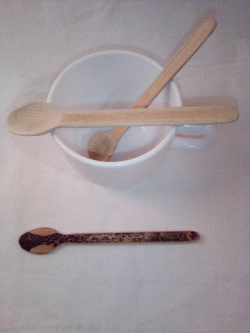 Petite cuillère en bambou noir artisanale de 13 cm, décorée  et son estampille en croix