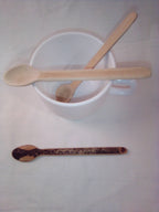 Petite cuillère en bambou noir artisanale de 13 cm, décorée  et son estampille en croix