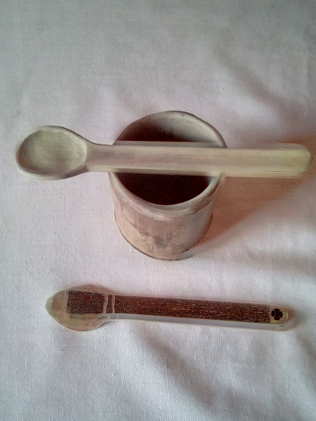 Petite cuillère en bambou noir artisanale de 13 cm estampillée d'une croix