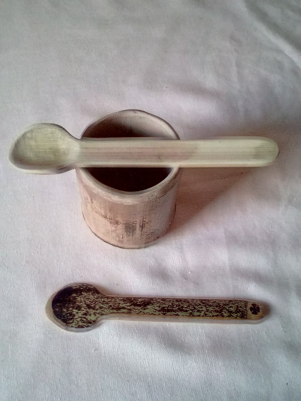 Petite cuillère en bambou noir artisanale de 13 cm estampillé d'une croix