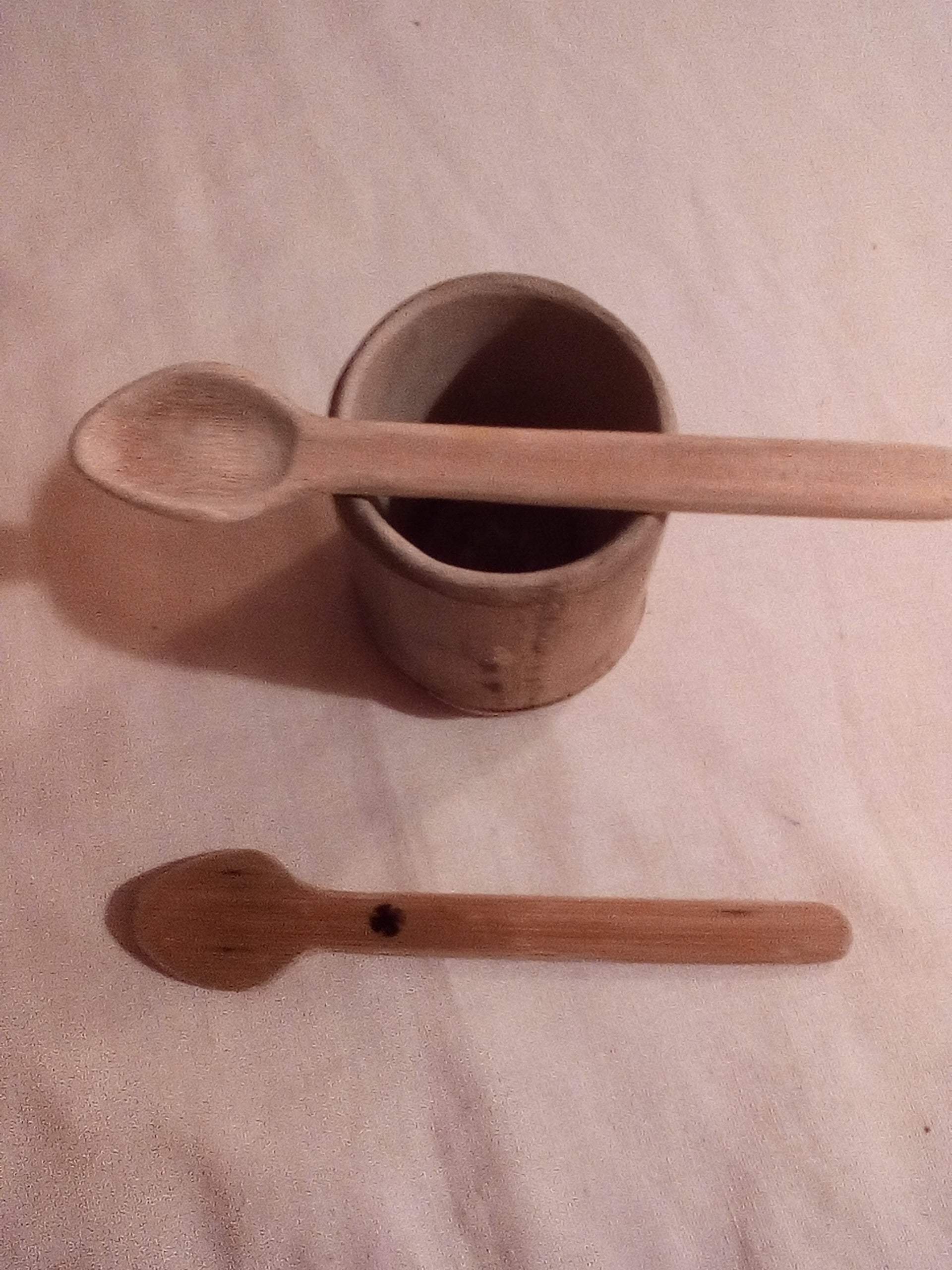 Petite cuillère en bambou noir artisanale pelée estampillée de la croix 12-13 cm