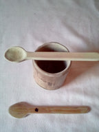 Petite cuillere en bambou noir artisanale de 13 cm pelée estampillée d'une croix