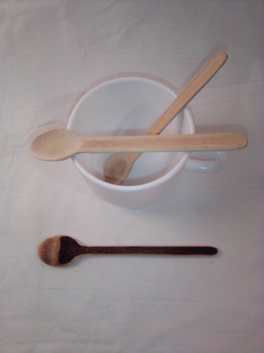 Petite cuillère en bambou noir de 13 cm taillée dans le noeud