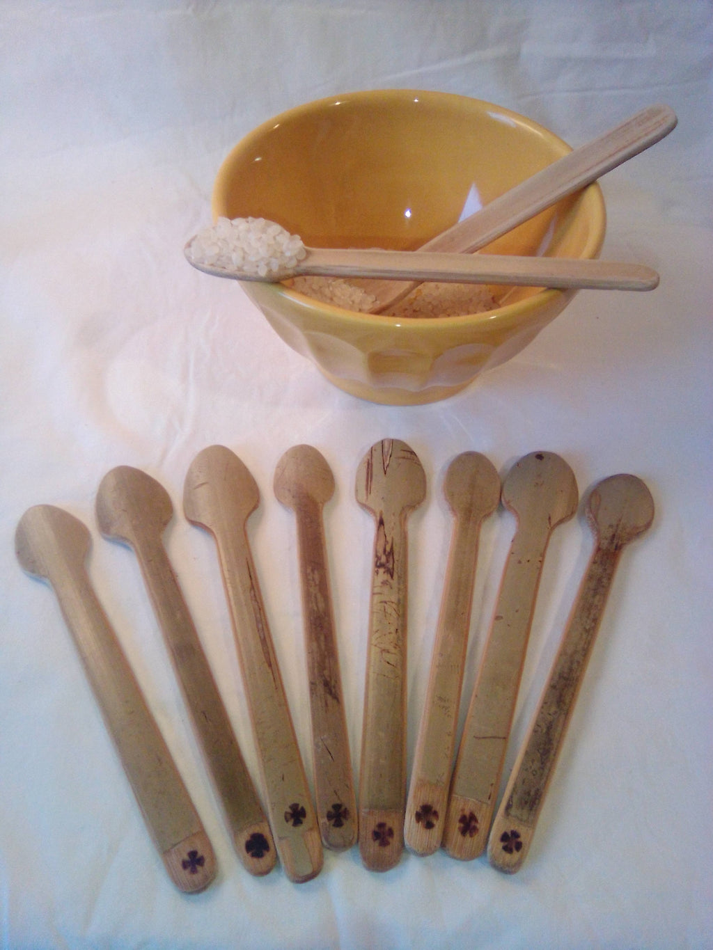 Petite cuillère en bambou vert artisanale de 14 cm et son estampille en croix