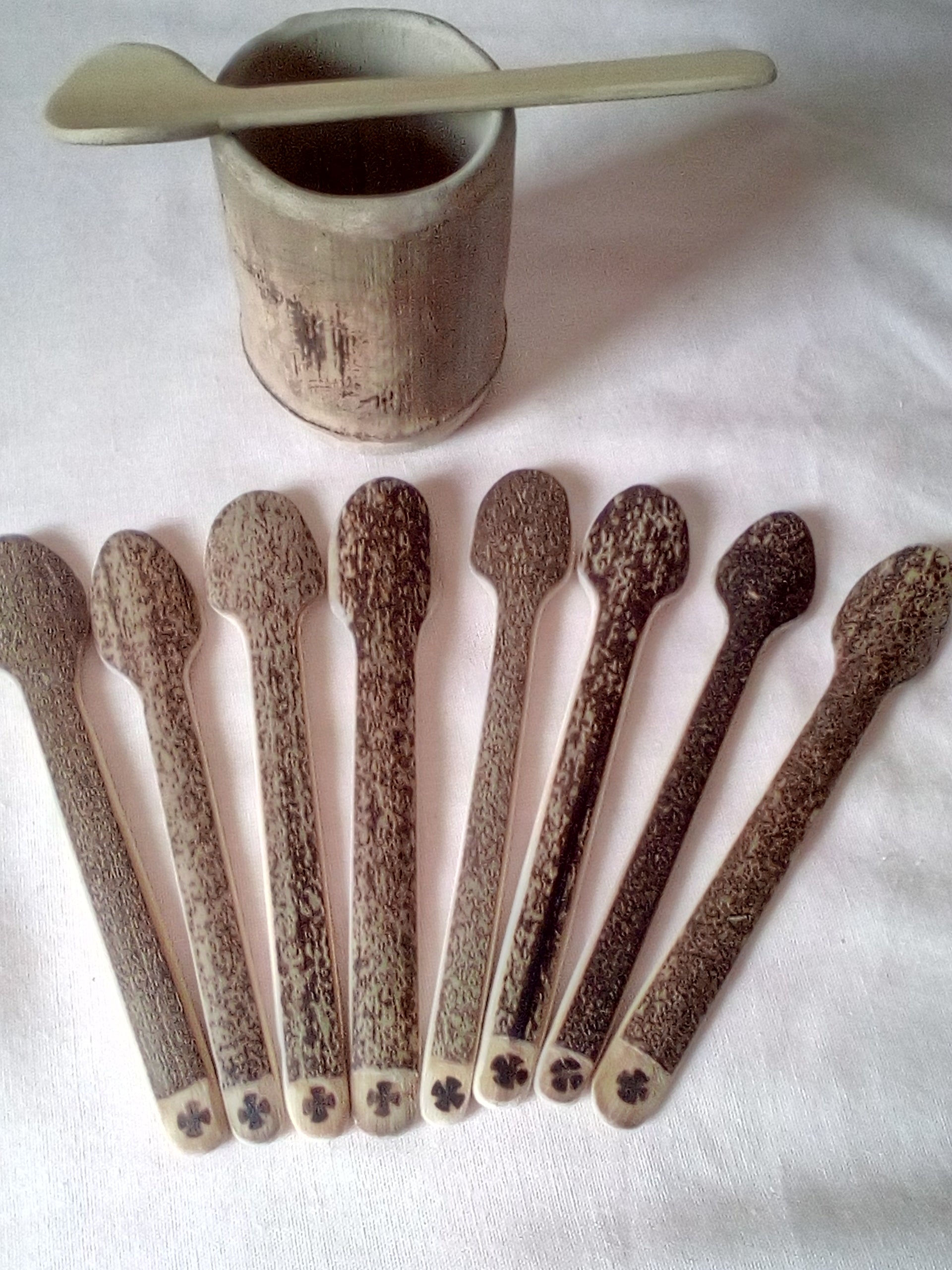 Petite cuillère à tête fine en bambou noir artisanale  de 13 cm estampillée de la croix