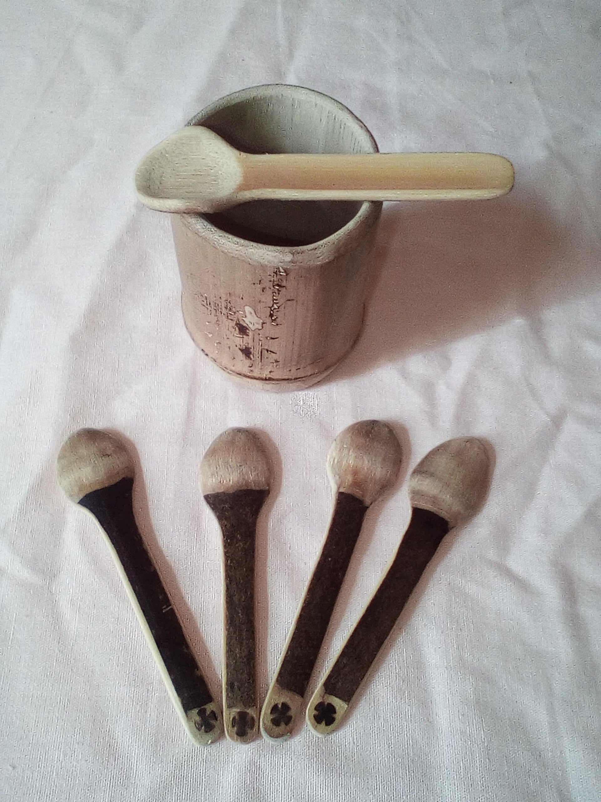 Petite cuillère en bambou noir artisanale 9-10 cm  tête semi- pelée