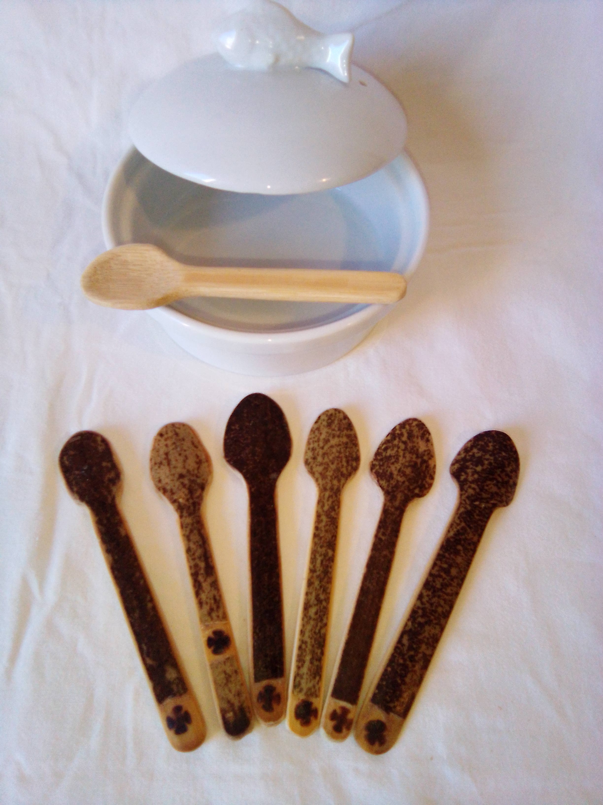 Petites cuilères en bambou noir artisanales estampillée 9 cm 