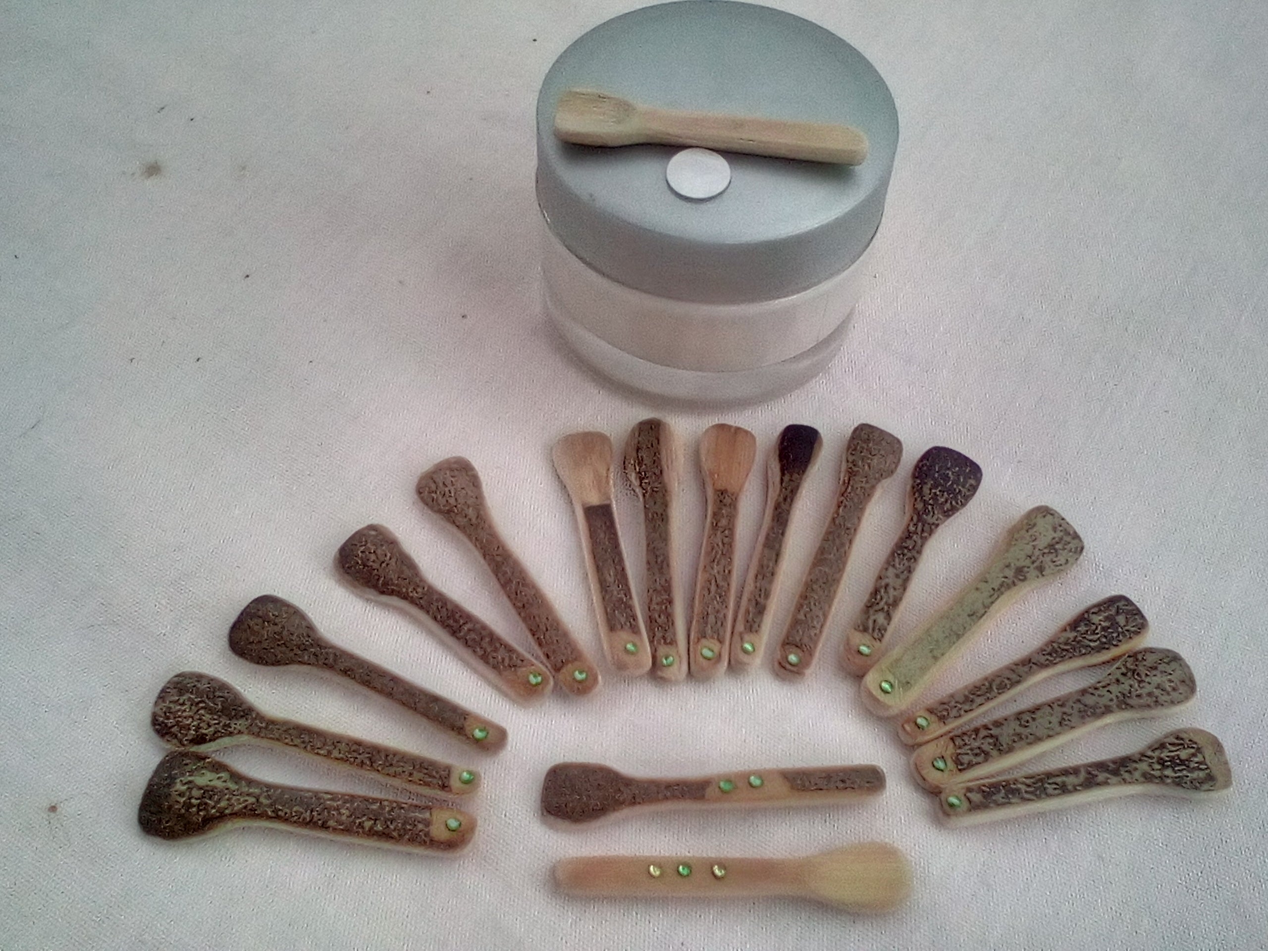 Spatule à maquillage en bambou noir 4-5 cm 1 strass vert