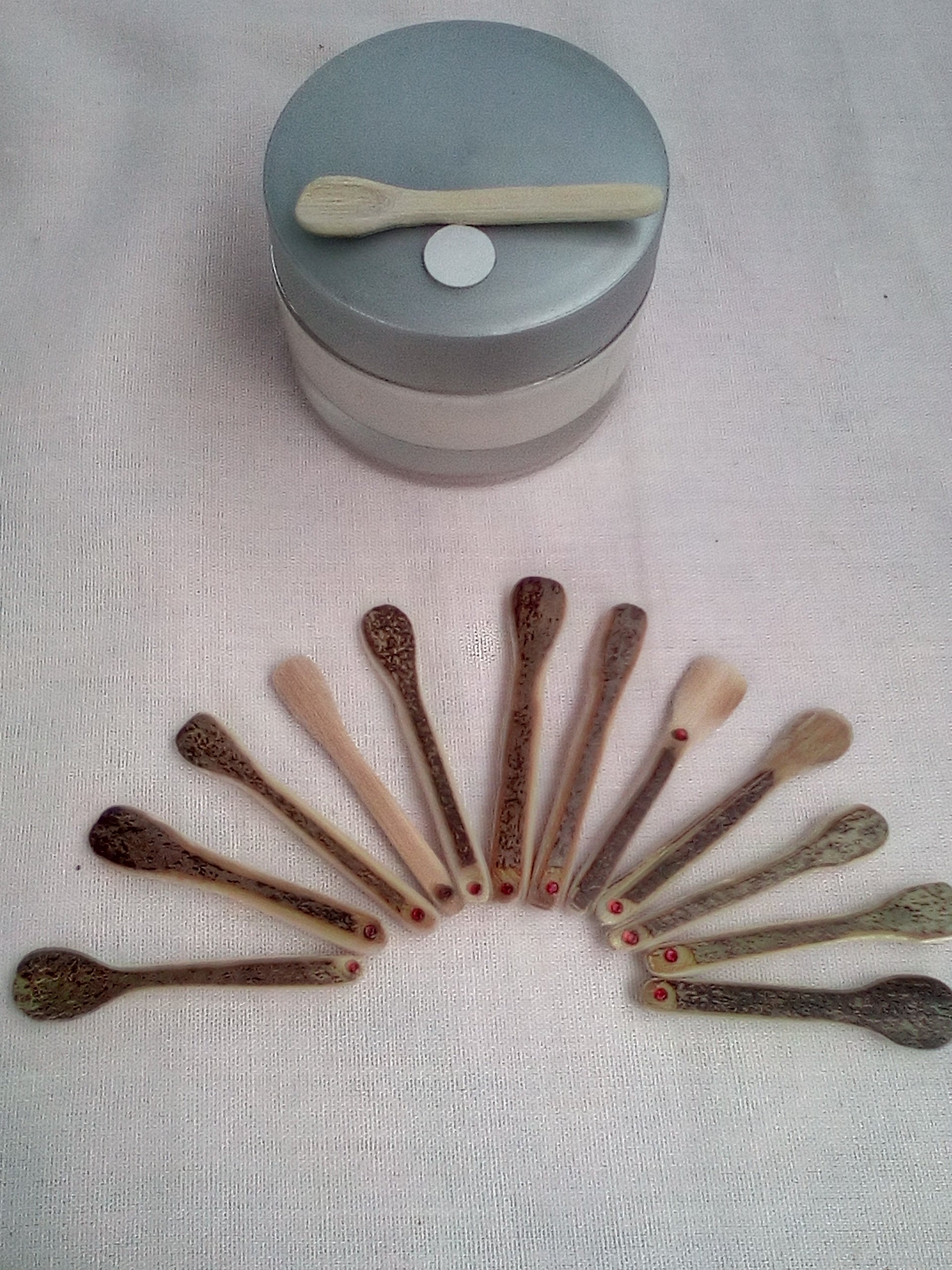 Spatule à maquillage en  bambou noir 4-5 cm artisanale 1 strass rouge