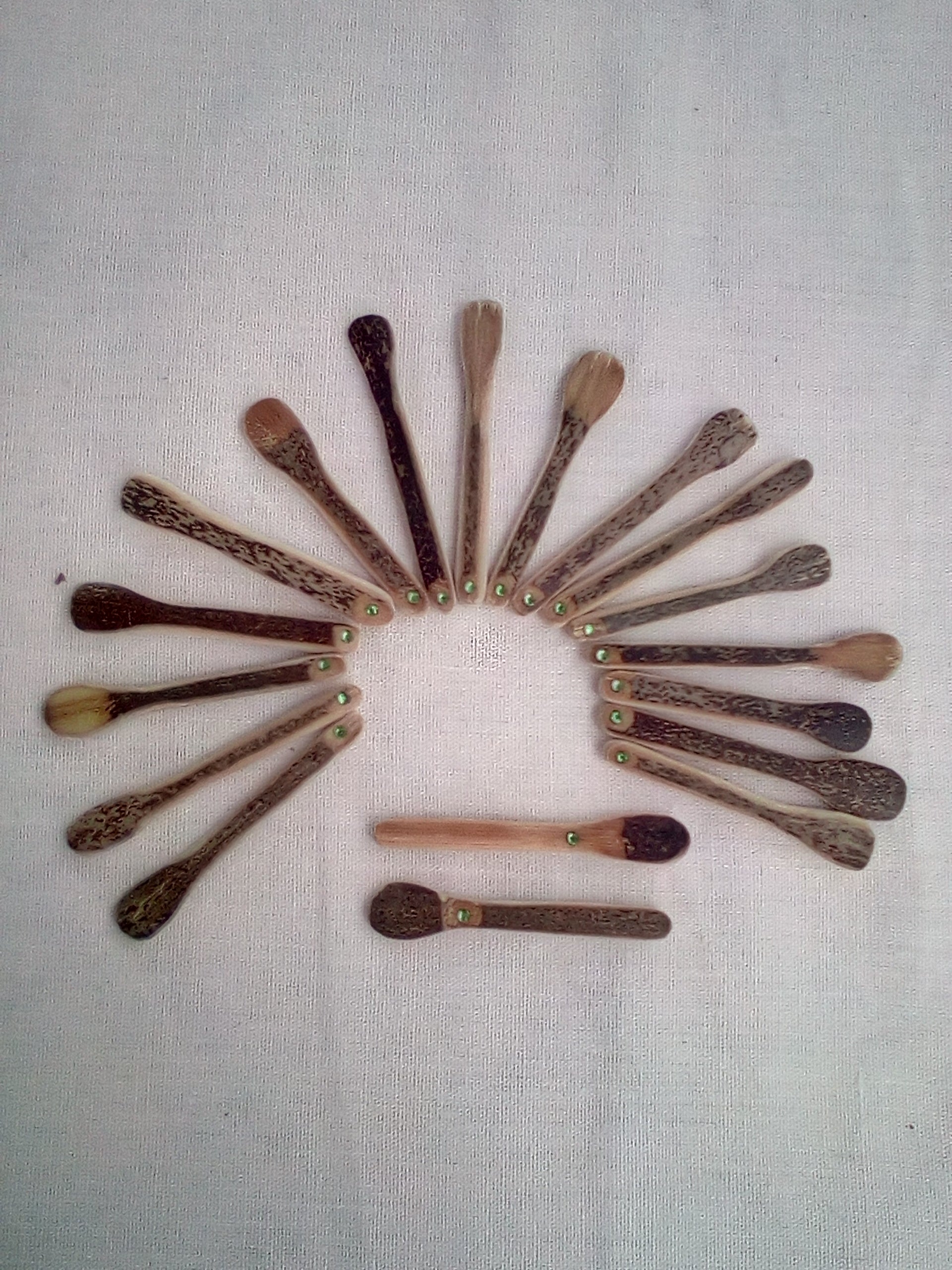 Spatule à maquillage en bambou noir 4-5 cm 1 strass vert clair scintillant