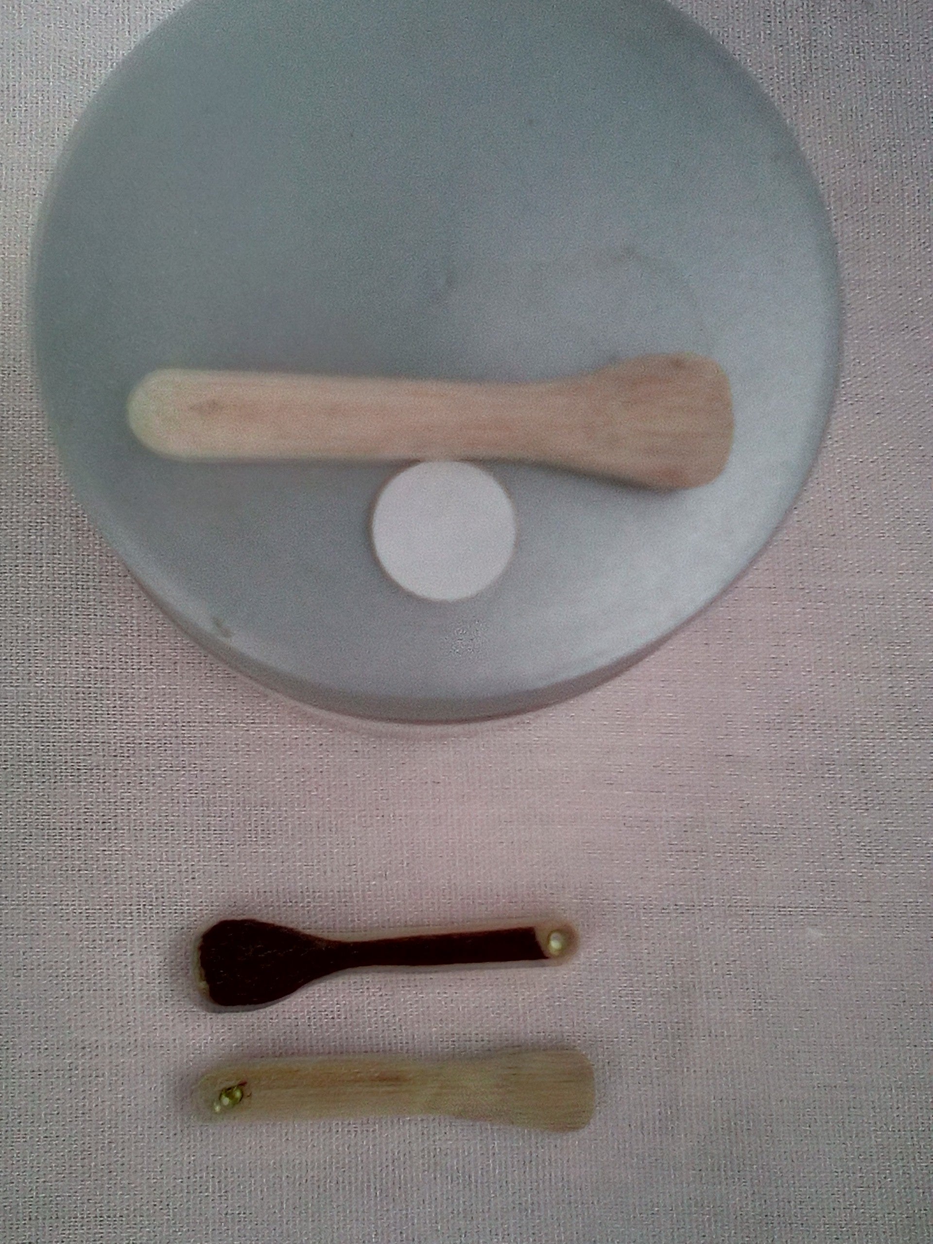 Spatule à maquillage en bambou noir 3-4 cm artisanale 1 strass vert clair