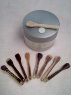 Spatule à maquillage en  bambou noir artisanale 4-5 cm 1 strass bleue ciel