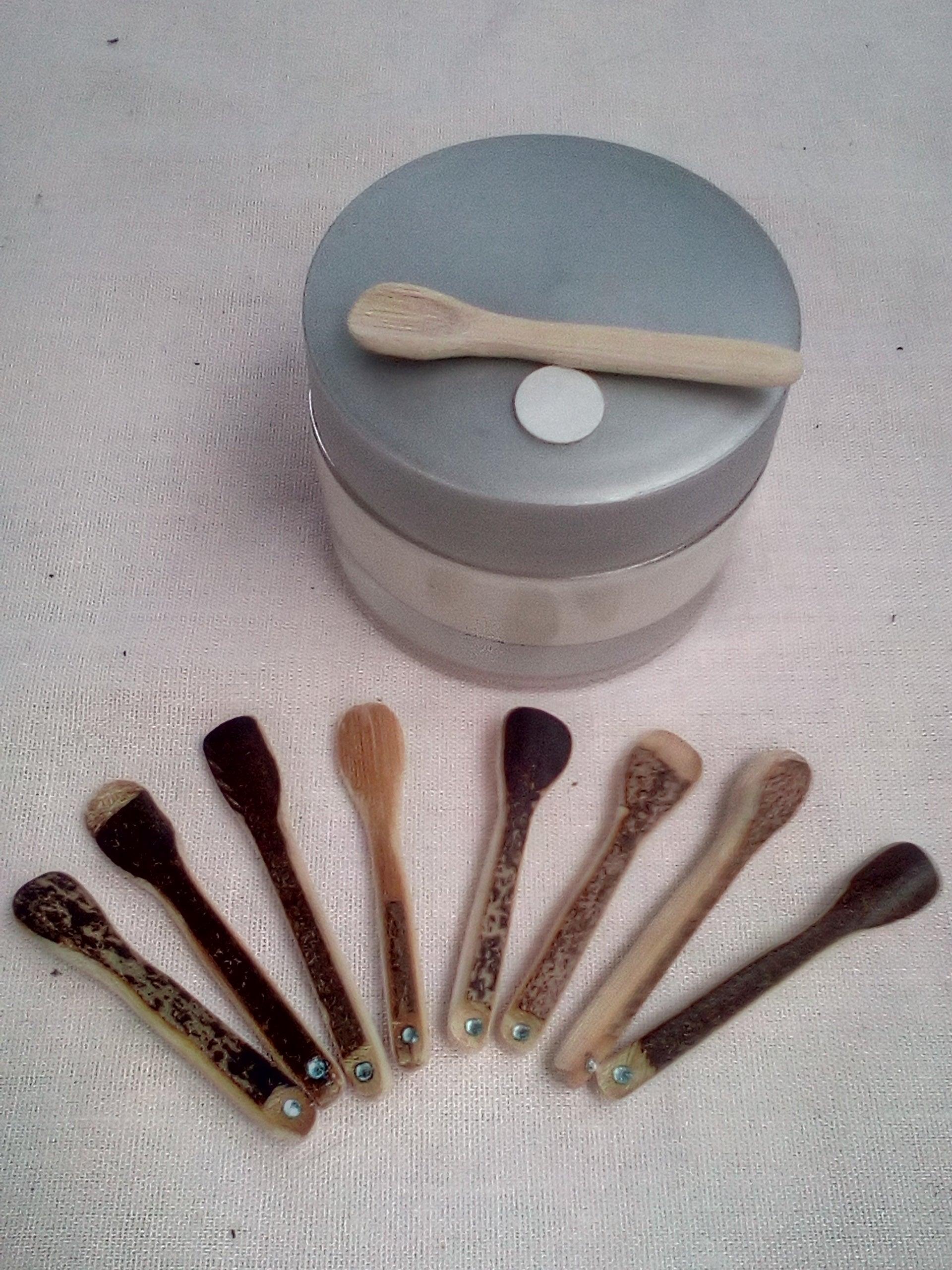 Spatule à maquillage en  bambou noir artisanale 4-5 cm 1 strass bleue ciel