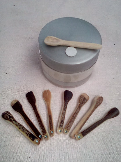 Spatule à maquillage en  bambou noir artisanale 4-5 cm 1 strass bleue ciel