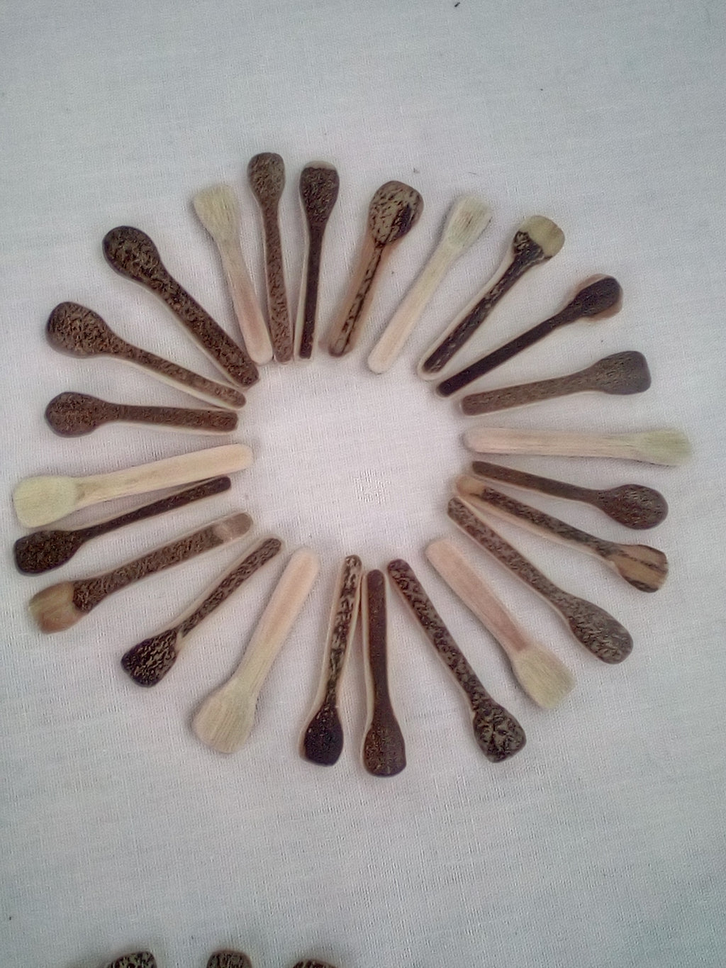 Spatule à maquillage en bambou noir artisanale 5-6 cm naturele