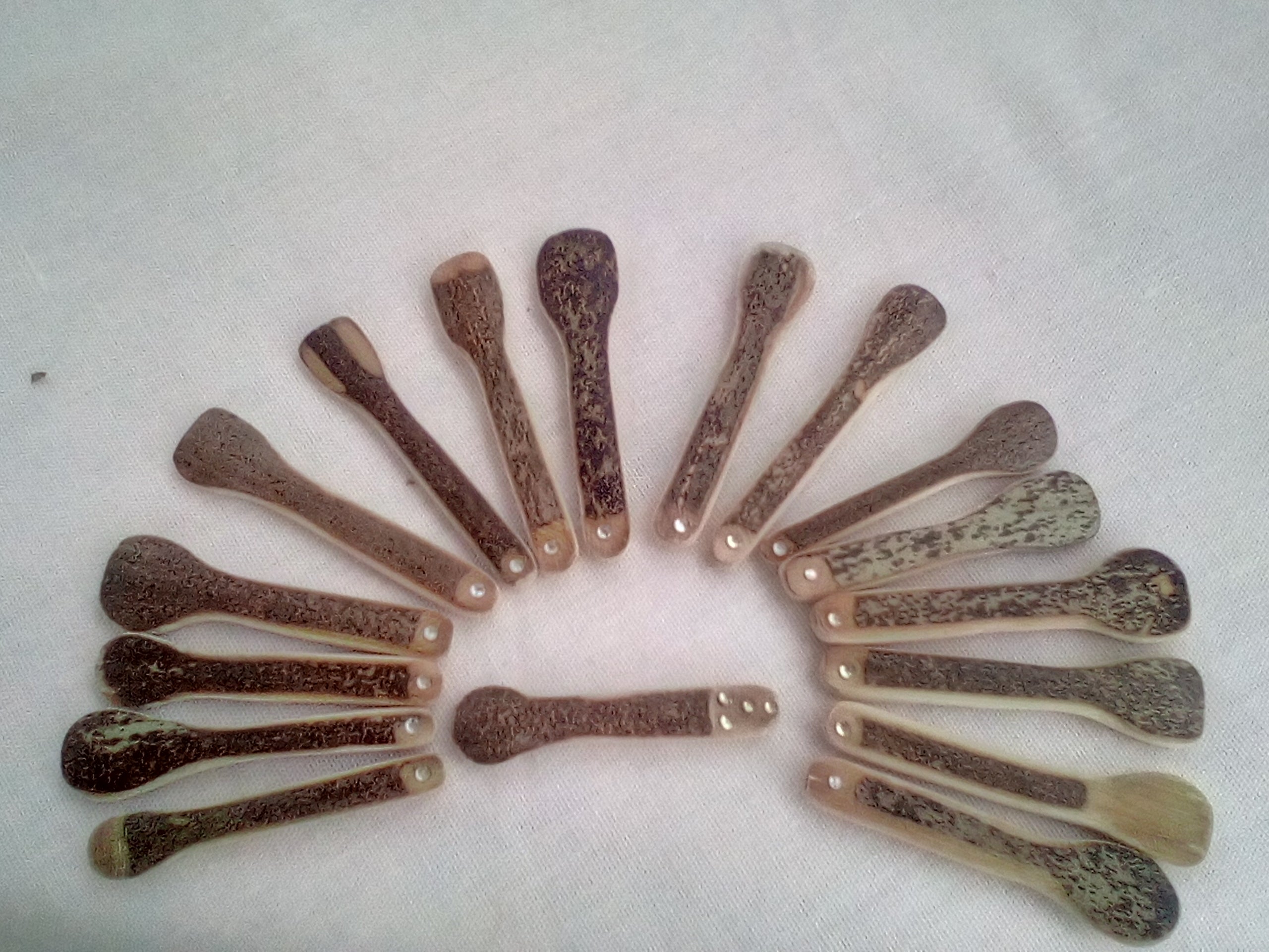 Spatule à maquillage en bambou noir artisanale 5-6 cm 1 strass blanc