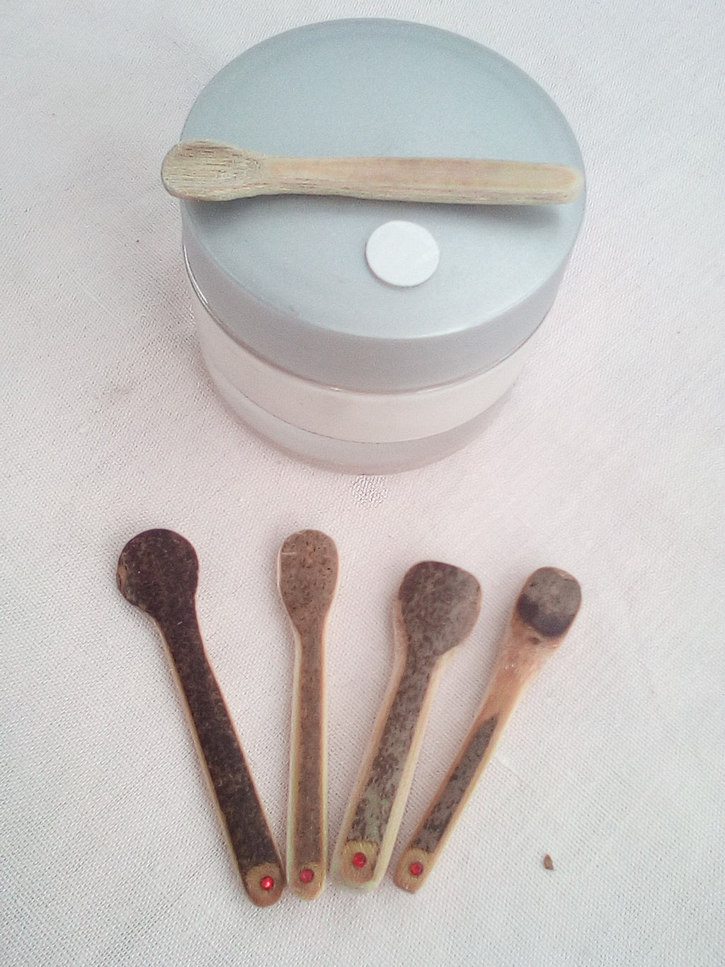 Spatule à maquillage en bambou noir artisanale 5-6 cm 1 strass rouge