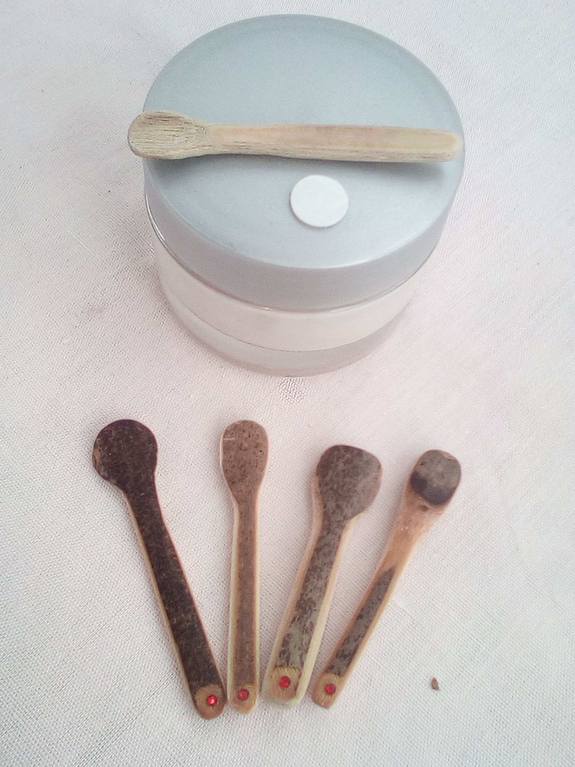 Spatule à maquillage en bambou noir artisanale 5-6 cm 1 strass rouge