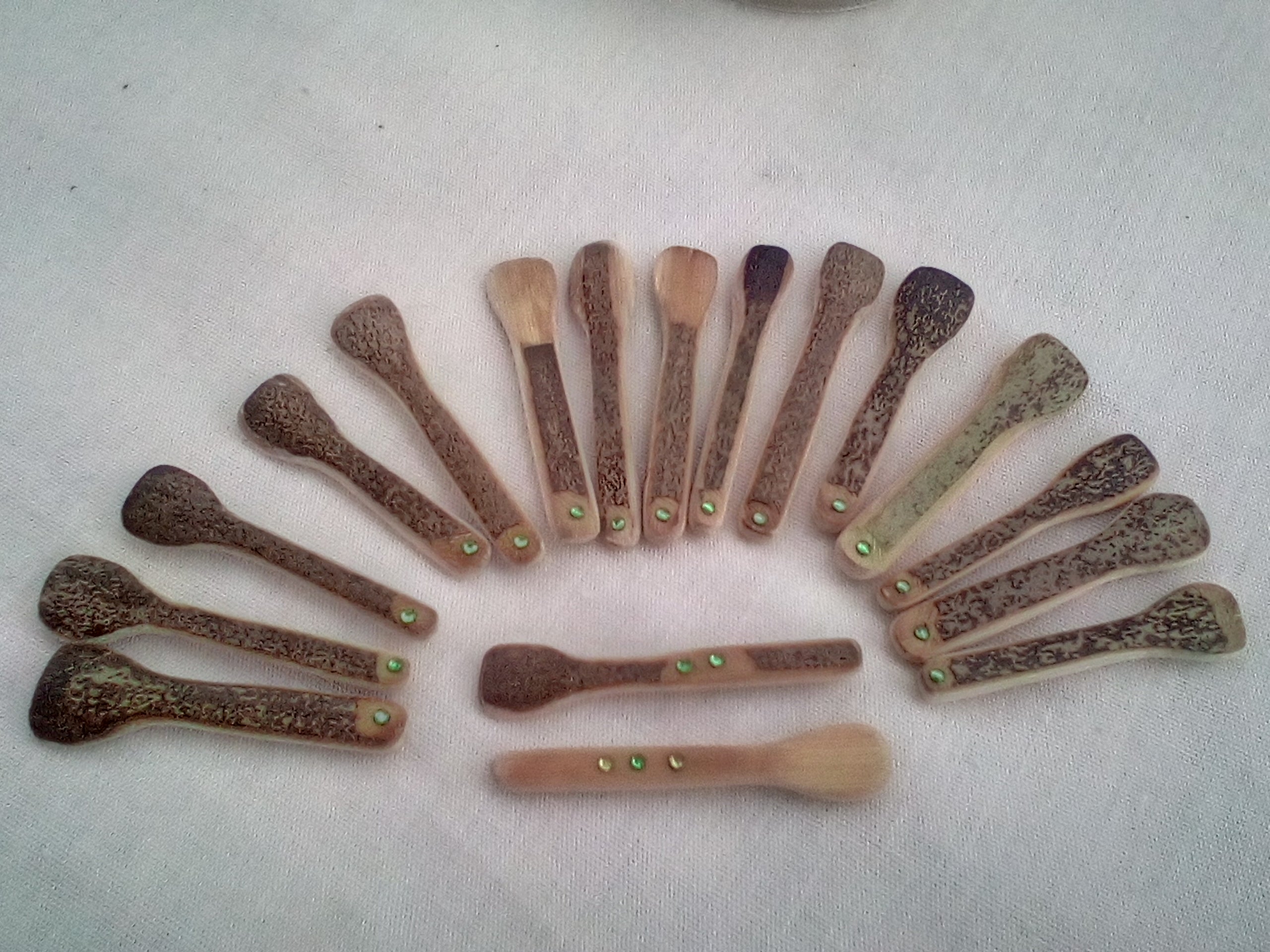 Spatule à maquillage en bambou noir artisanale 5-6 cm 1 strass vert