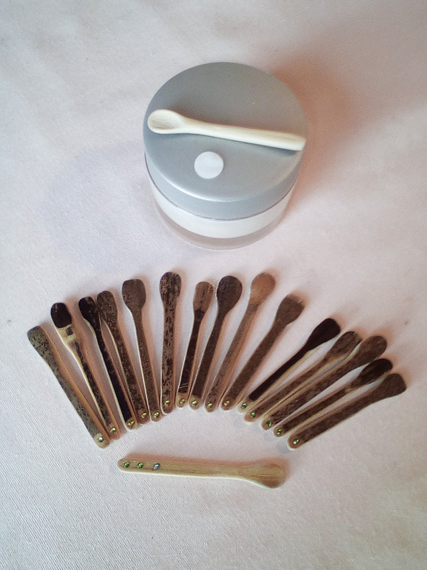 Spatule à maquillage en bambou noir artisanale 5-6 cm large 1 strass vert