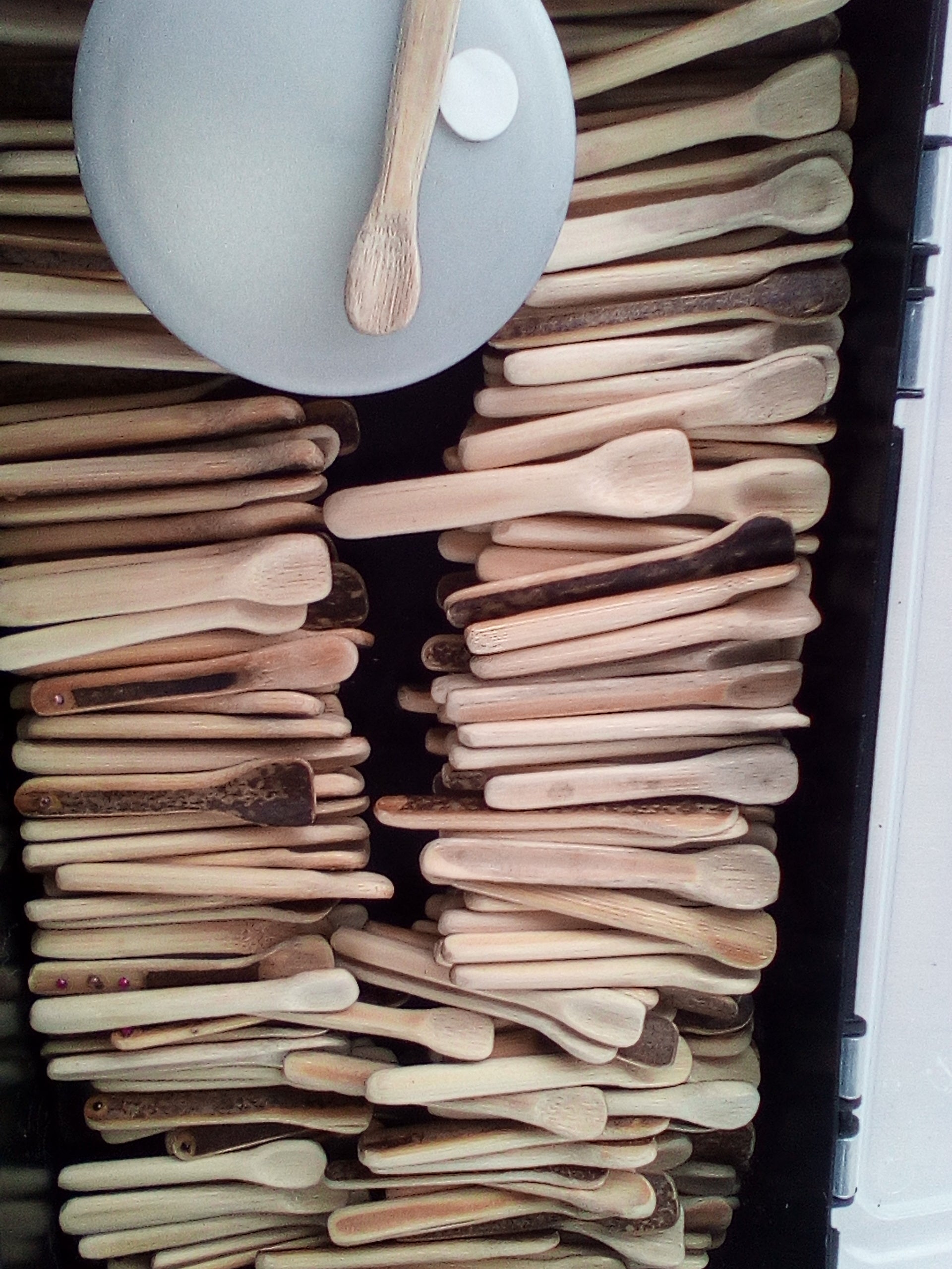 Spatule à maquillage en bambou noir artisanale 5-6 cm à tête large