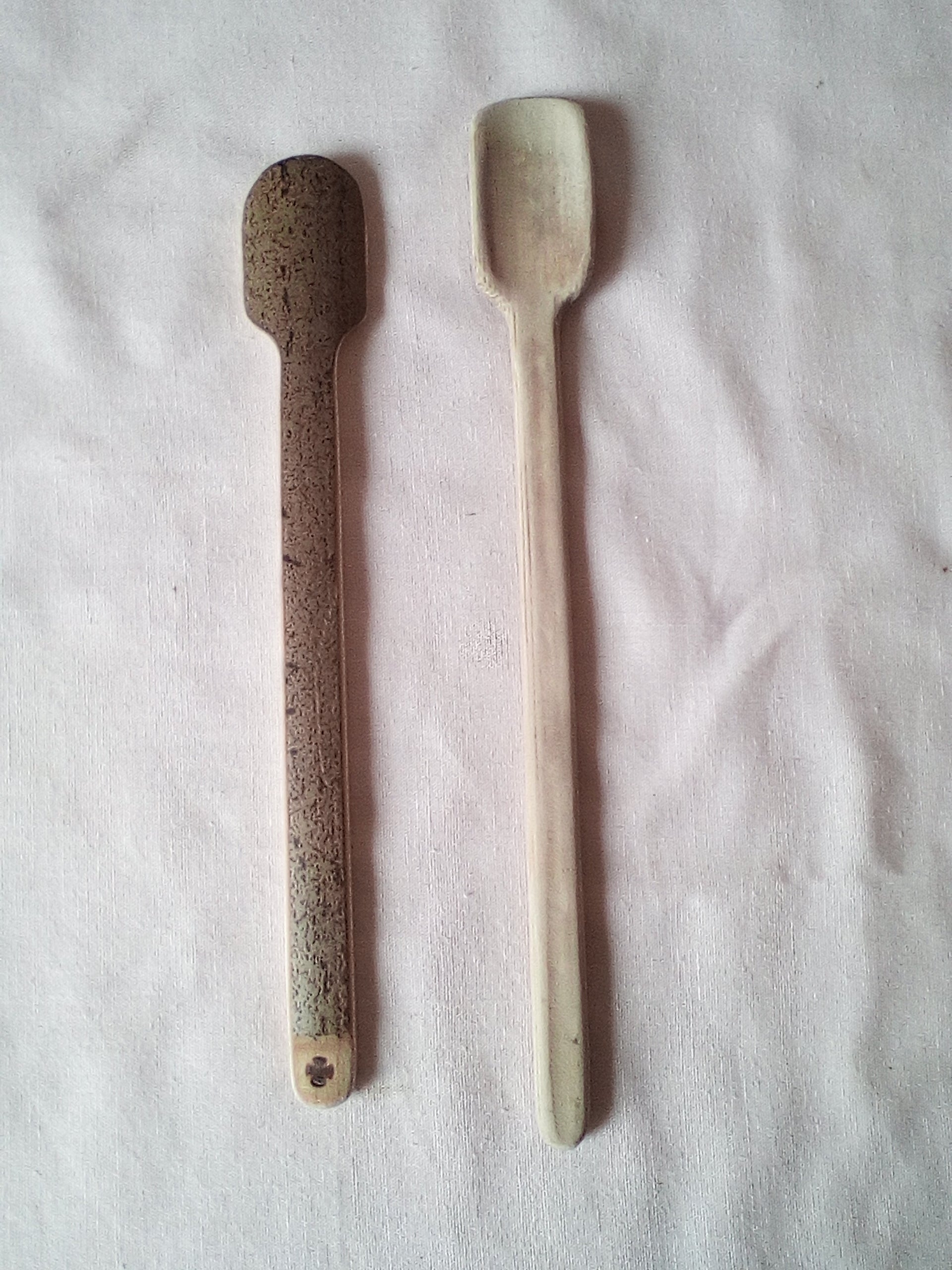 Spatule en bambou noir de 20 cm estampillée d'une croix