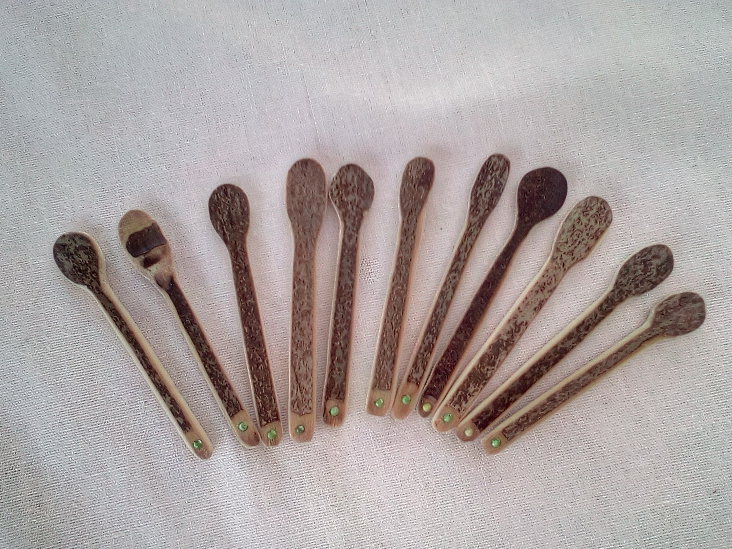 Cuillère à maquillage en bambou noir 3-4 cm strass vert tête large