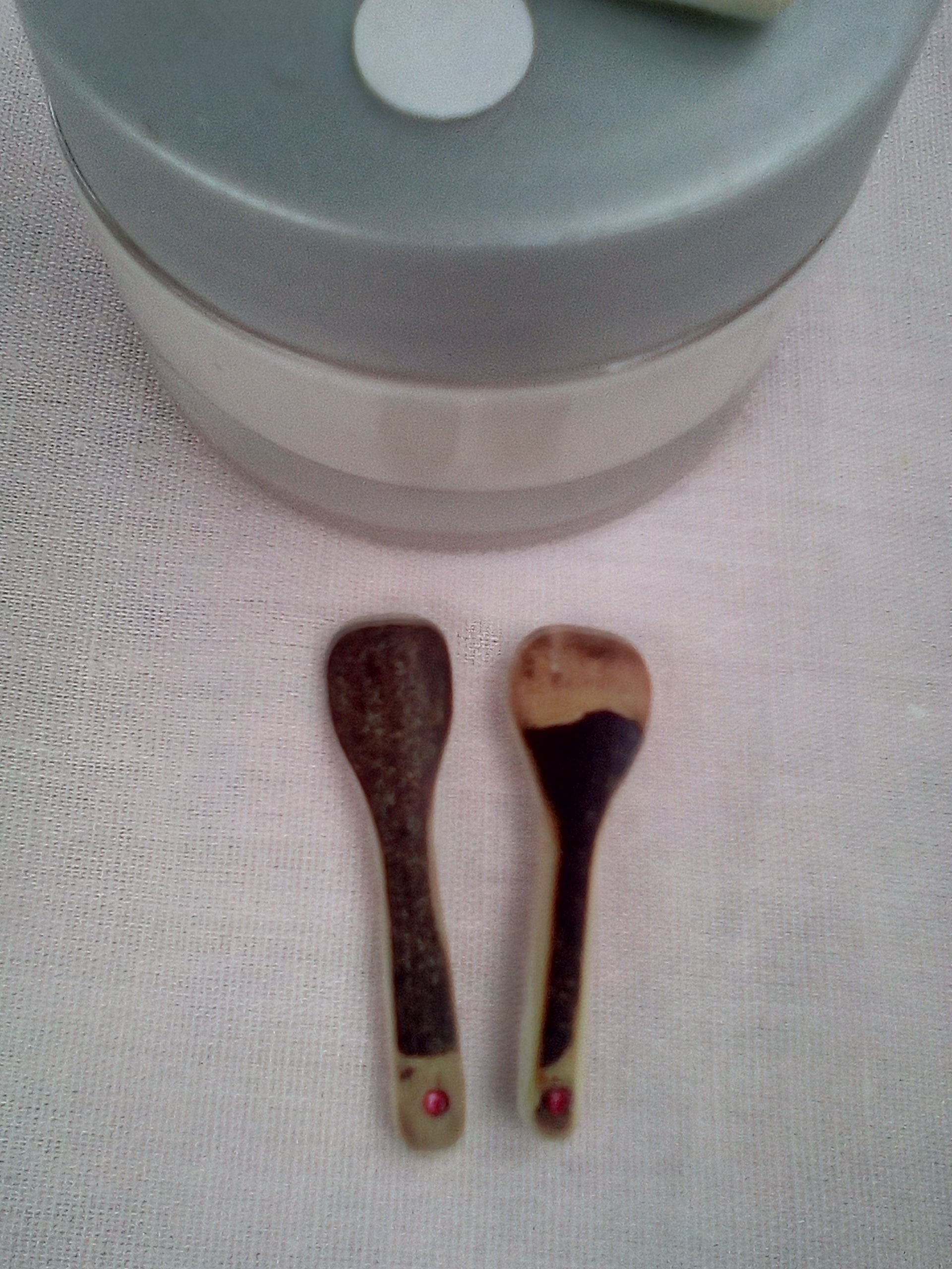 Spatule à maquillage en bambou noir artisanale 3-4 cm strass rouge tête large