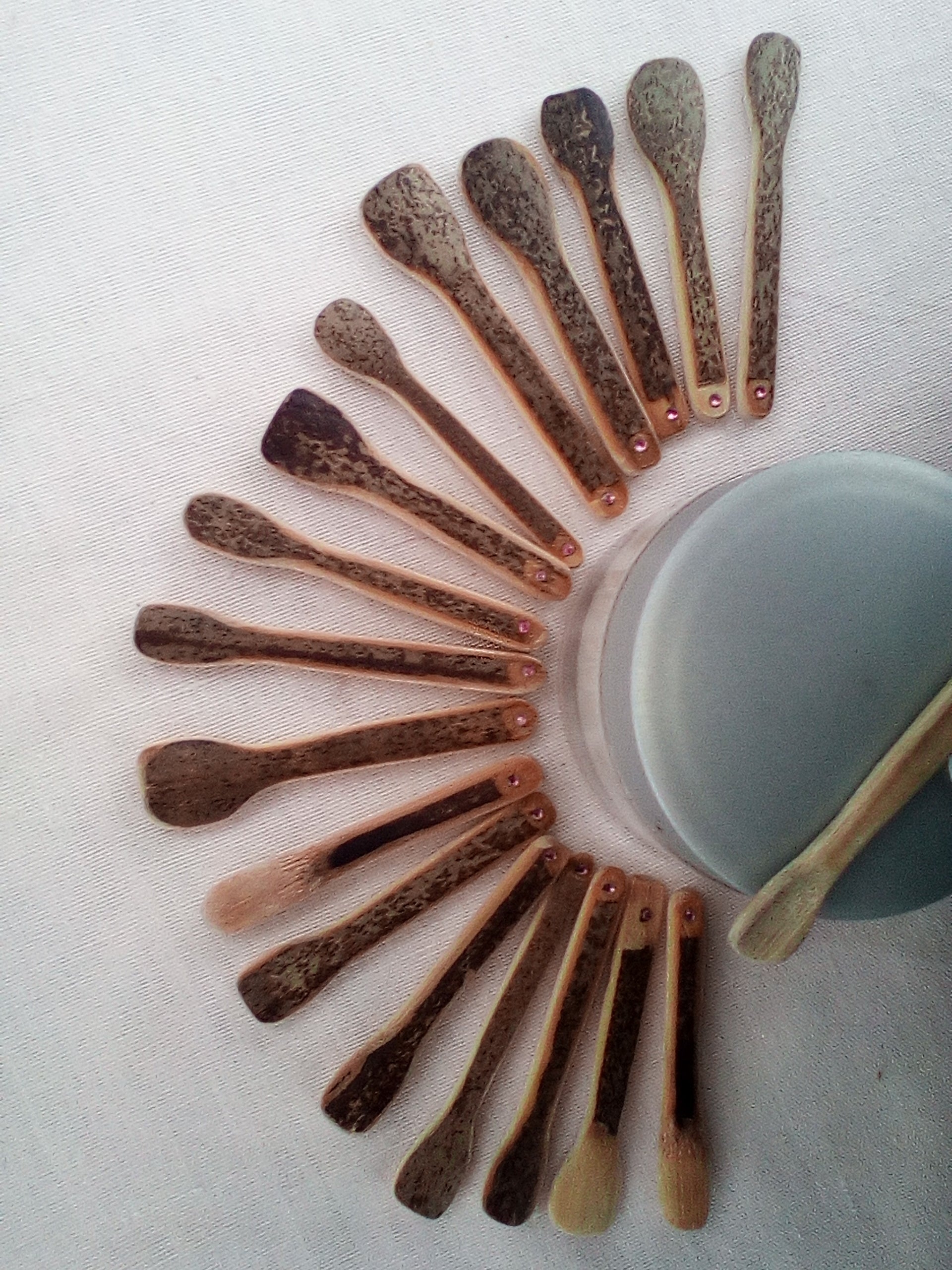 Spatule en bambou noir artisanale 4-5 cm 1 strass rose clair