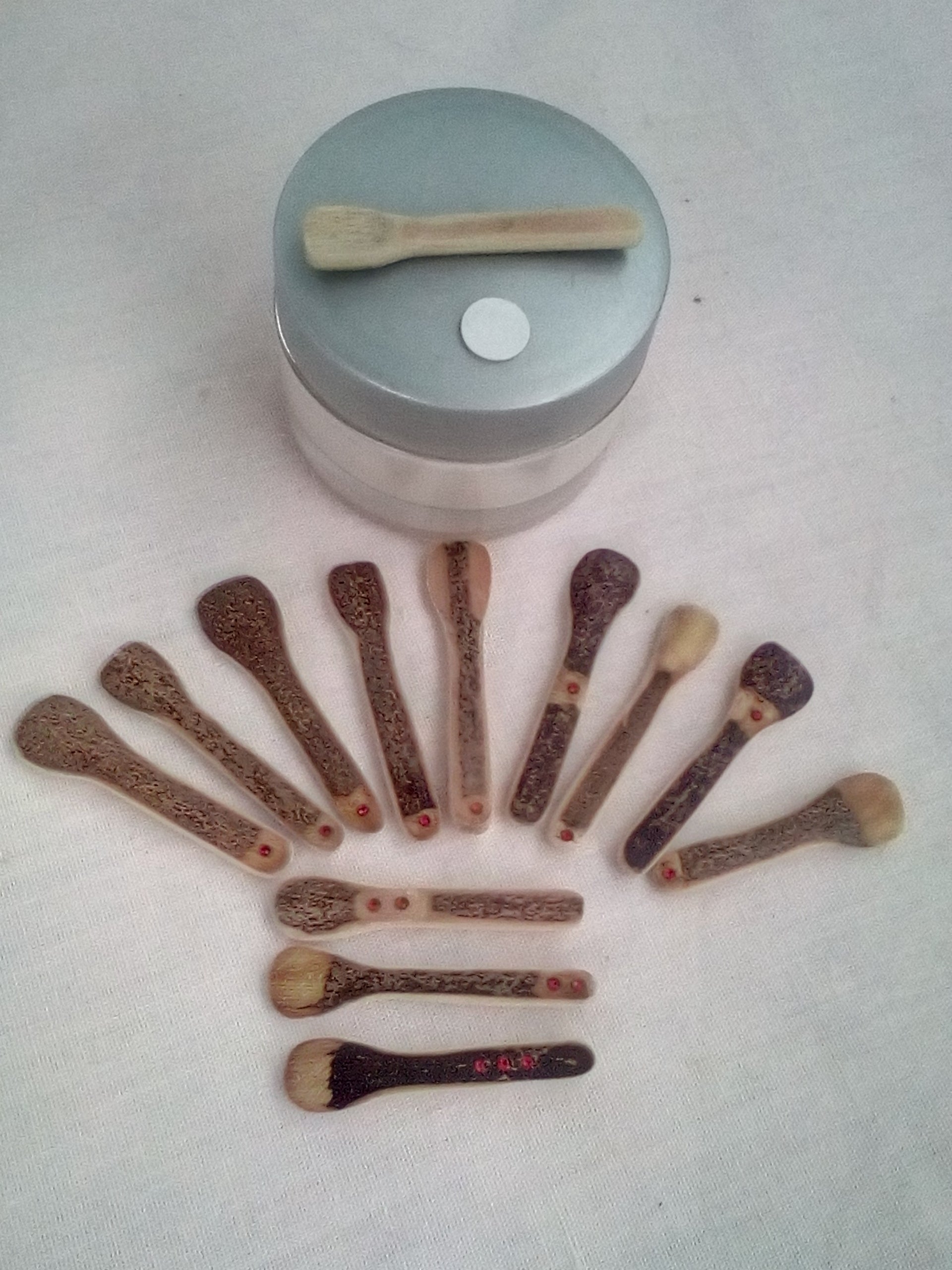 Spatule à maquillage en bambou noir artisanale 4-5 cm 1 strass rouge