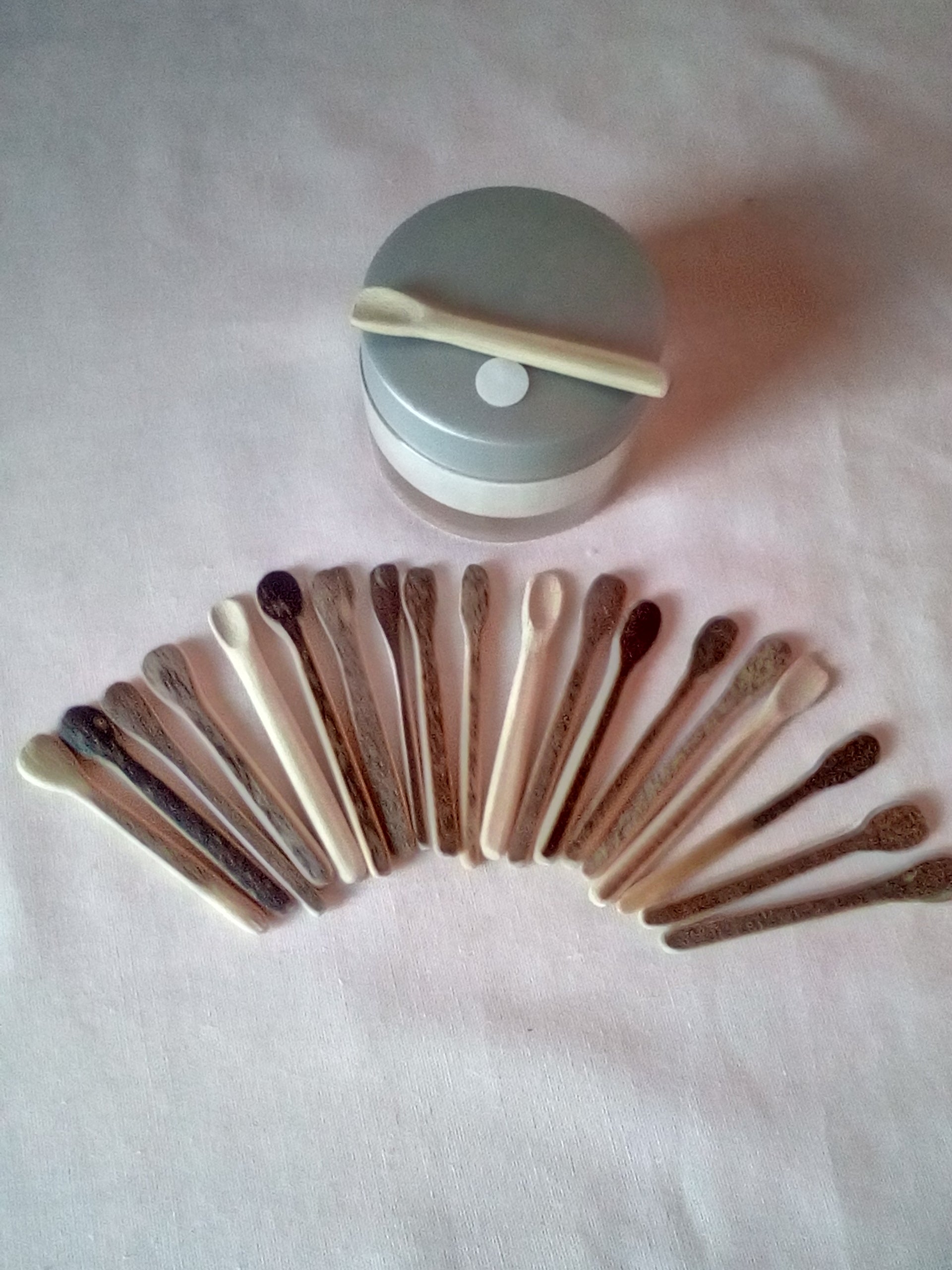 Spatule à maquillage en bambou noir artisanale 6-7 cm tête fine