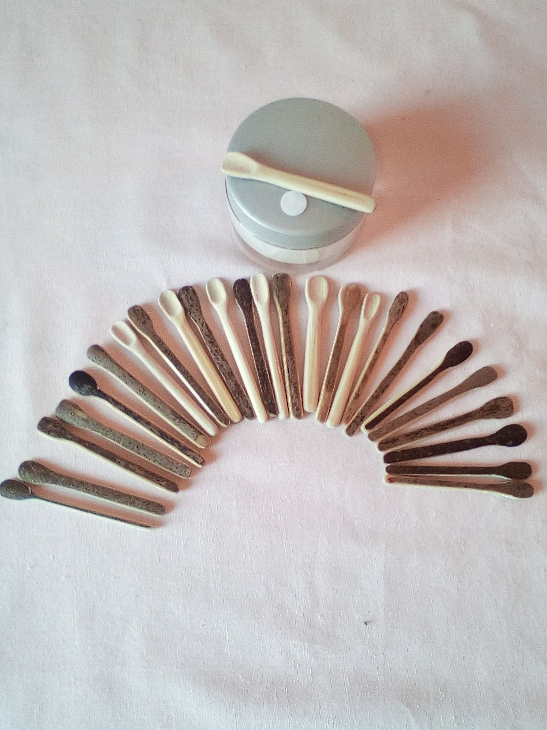 Spatule à maquillage en bambou noir artisanale 6-7 cm tête large