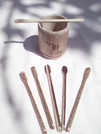 Touilleur en bambou noir artisanal 12-13 cm orné d'un strass blanc