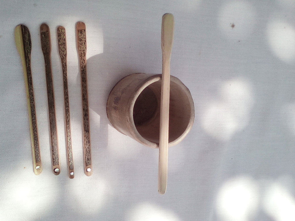 Touileur en bambou noir artisanal 13-14 cm orné d'un strass blanc