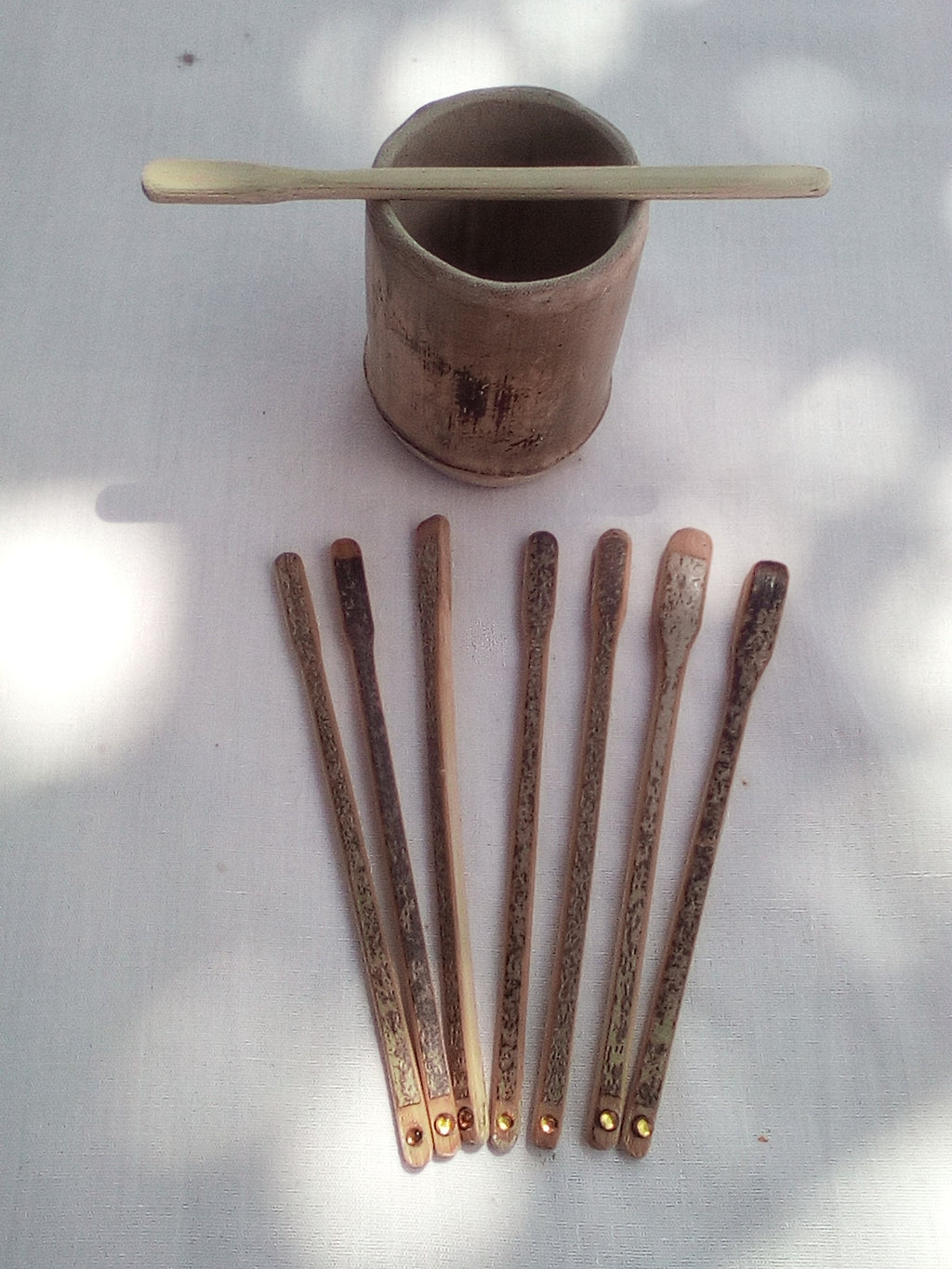 Touilleur en bambou noir artisanal orné d' un strass jaune