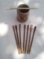 Touilleur en bambou noir artisanal orné d' un strass jaune